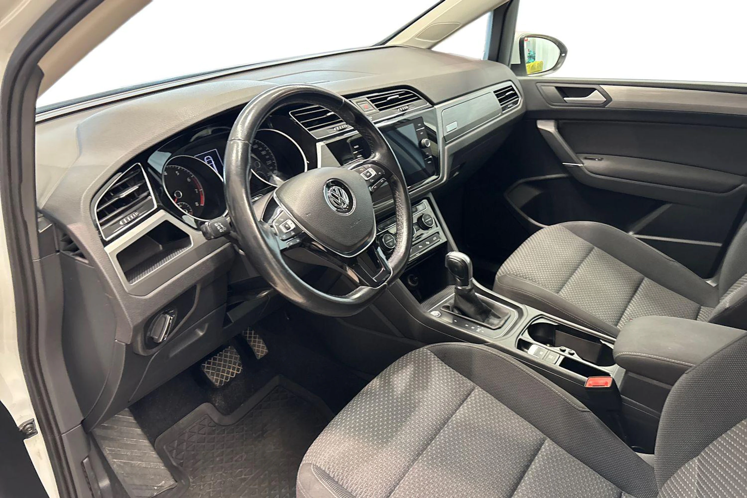 Valkoinen Volkswagen TOURAN 2018 kuva 6.
