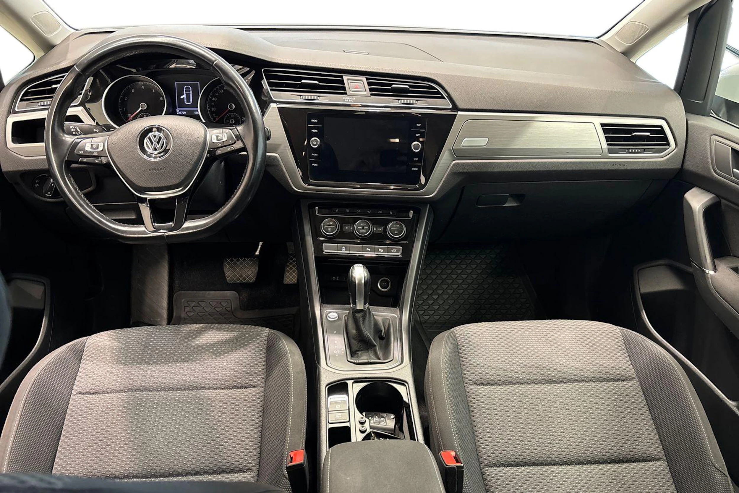 Valkoinen Volkswagen TOURAN 2018 kuva 7.