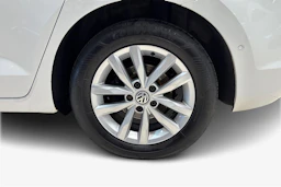 Valkoinen Volkswagen TOURAN 2018 kuva 9.