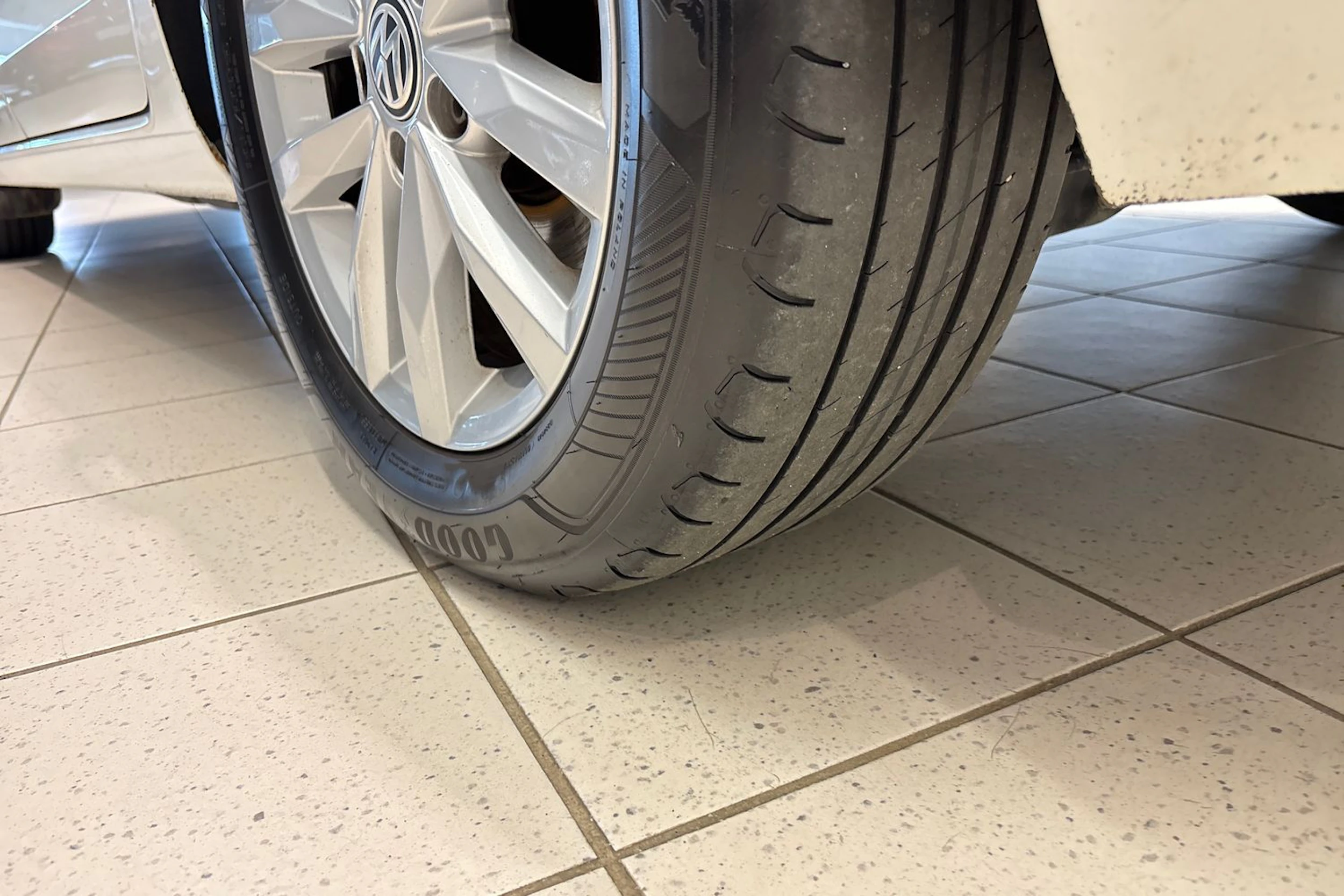 Valkoinen Volkswagen TOURAN 2018 kuva 10.