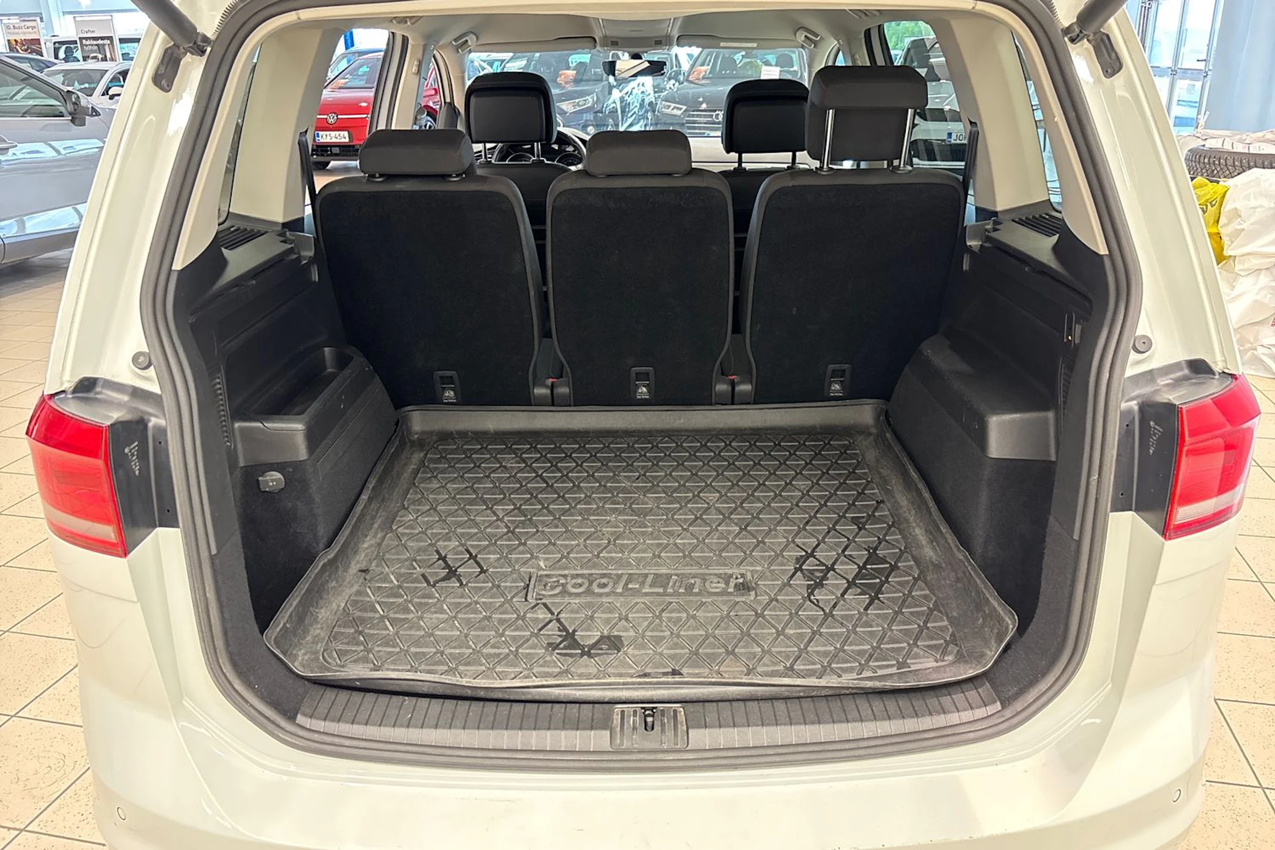 Valkoinen Volkswagen TOURAN 2018 kuva 14.
