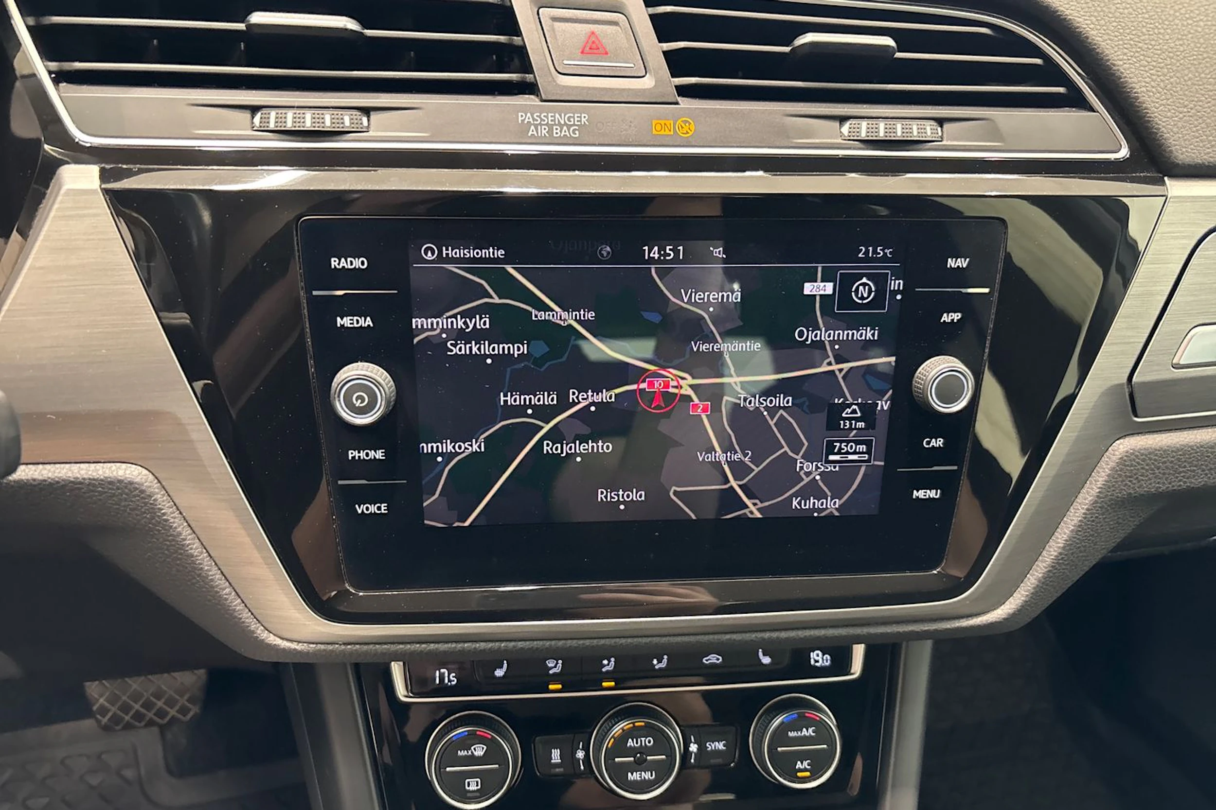 Valkoinen Volkswagen TOURAN 2018 kuva 21.
