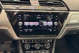 Valkoinen Volkswagen TOURAN 2018 kuva 22.