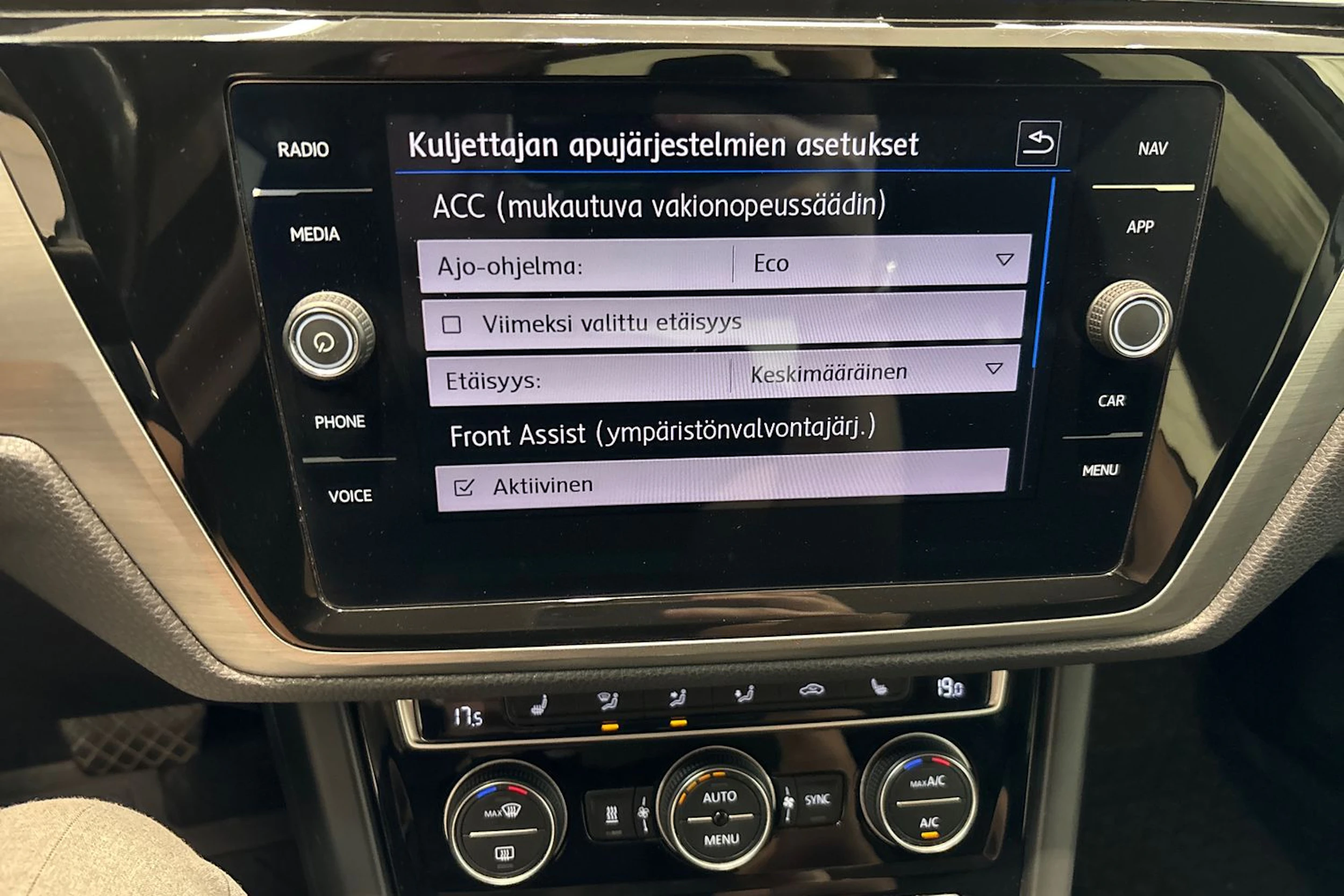 Valkoinen Volkswagen TOURAN 2018 kuva 24.