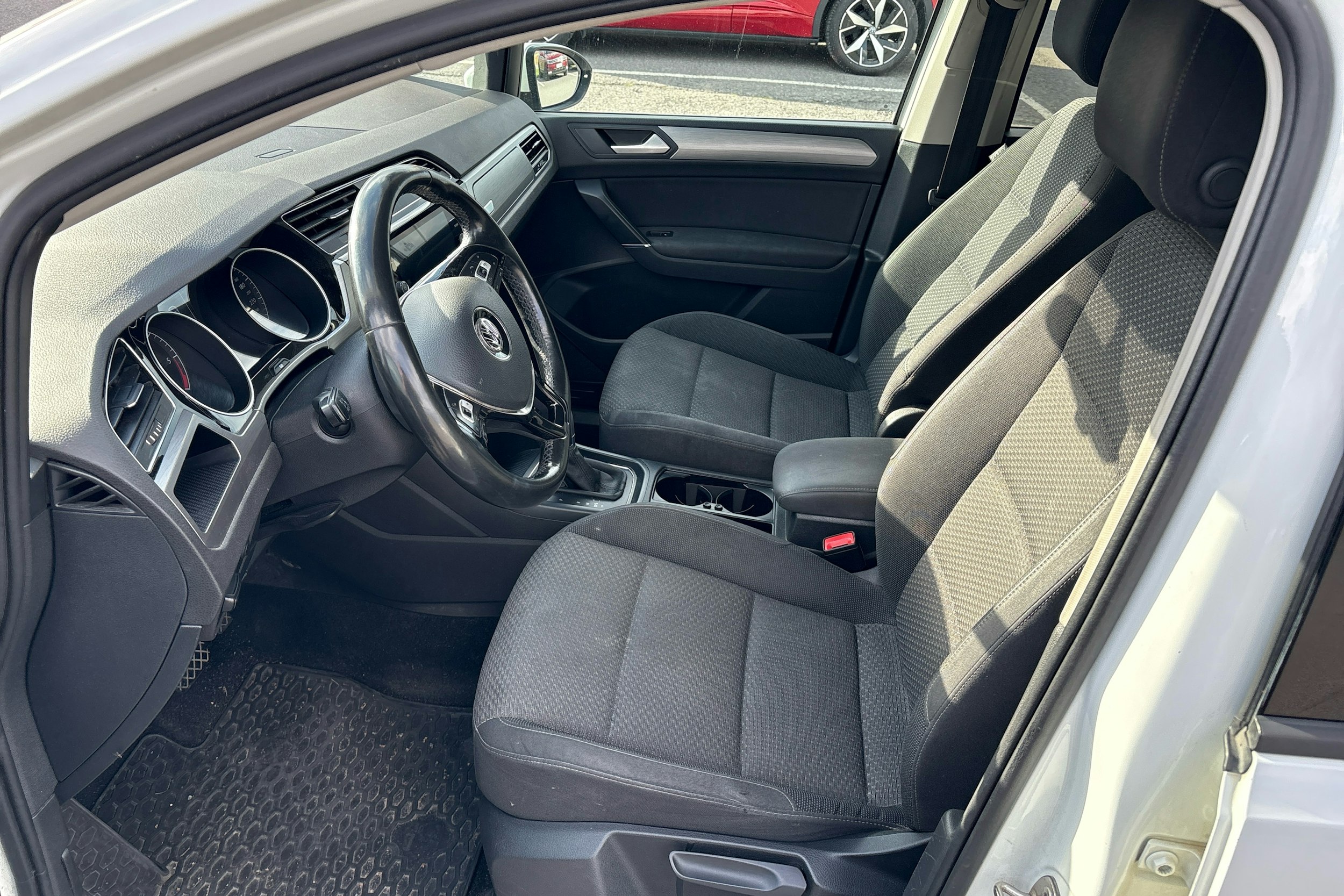 valkoinen Volkswagen Touran 2018 kuva 3.