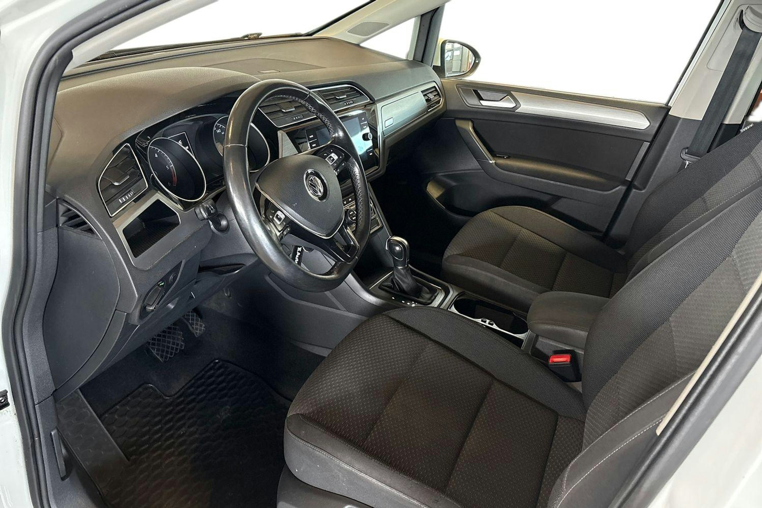 valkoinen Volkswagen Touran 2018 kuva 7.