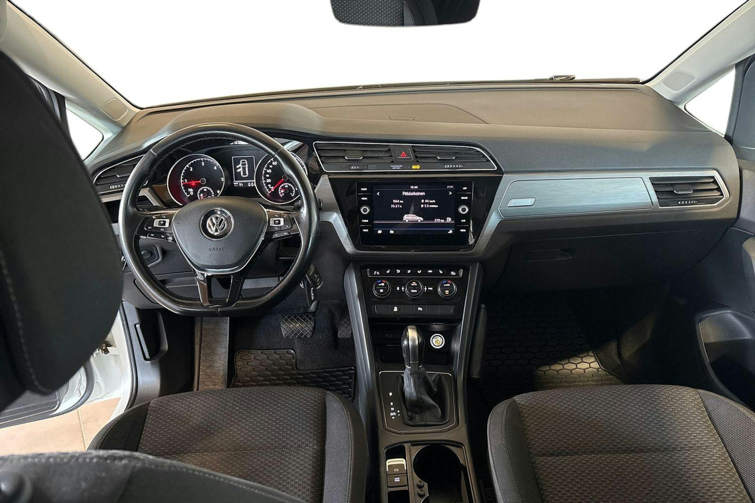valkoinen Volkswagen Touran 2018 kuva 9.