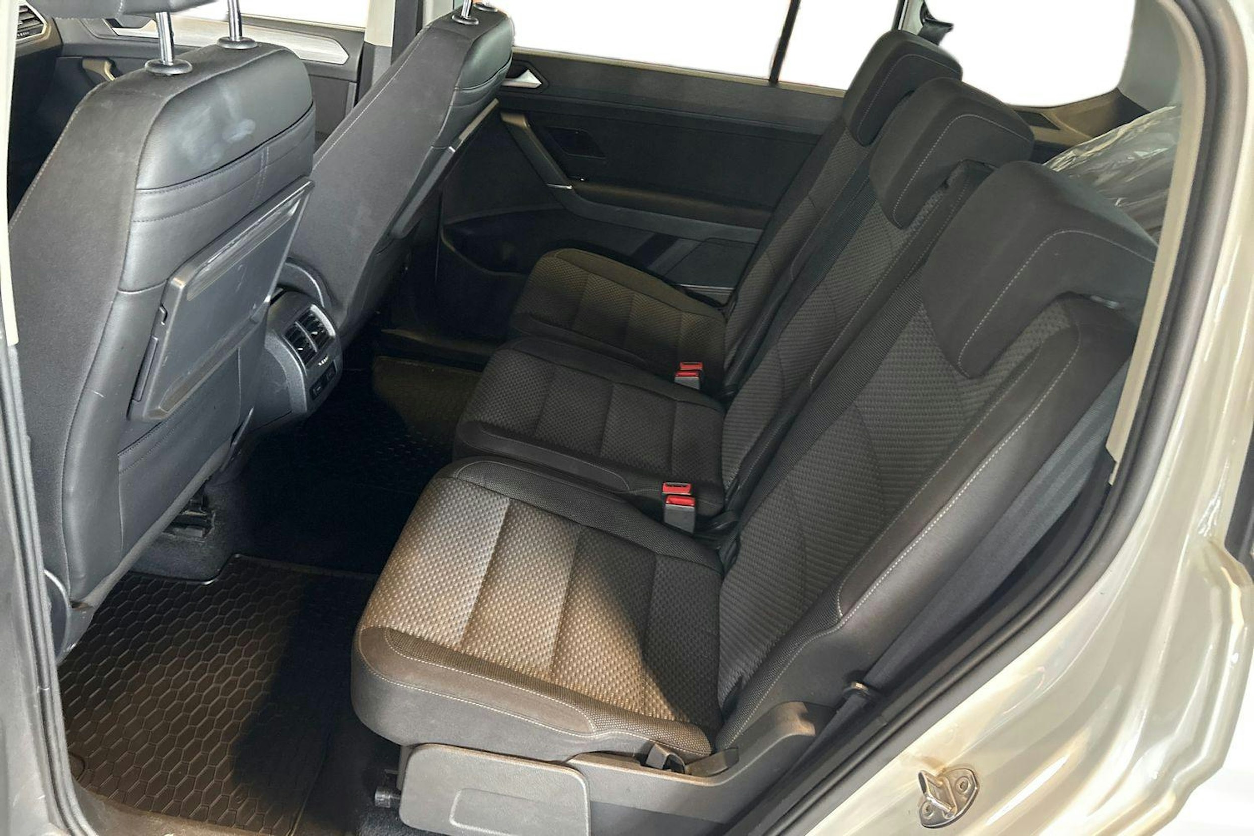valkoinen Volkswagen Touran 2018 kuva 10.