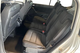valkoinen Volkswagen Touran 2018 kuva 10.