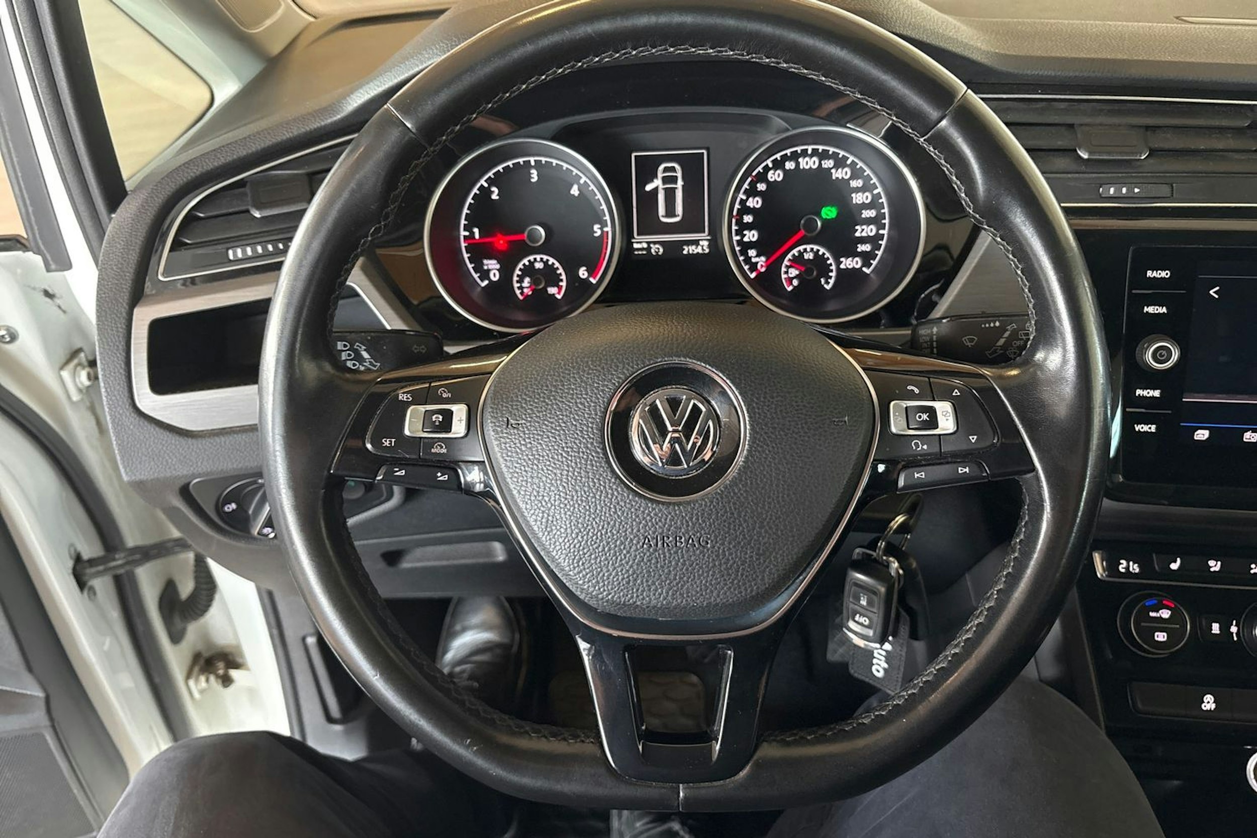 valkoinen Volkswagen Touran 2018 kuva 14.