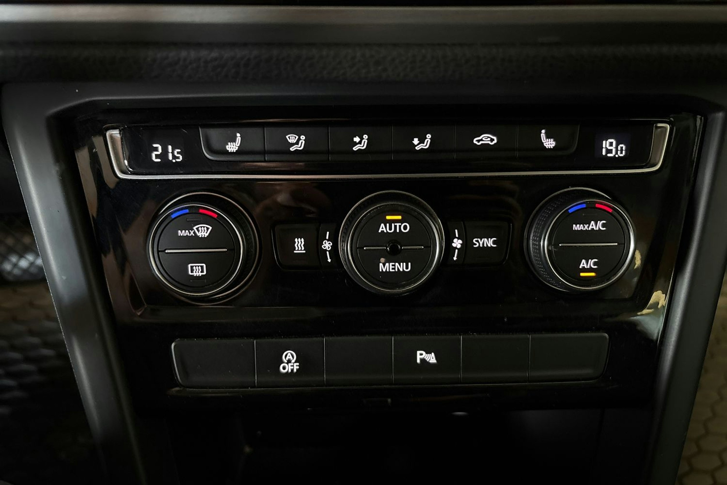 valkoinen Volkswagen Touran 2018 kuva 17.