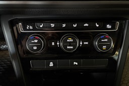 valkoinen Volkswagen Touran 2018 kuva 17.