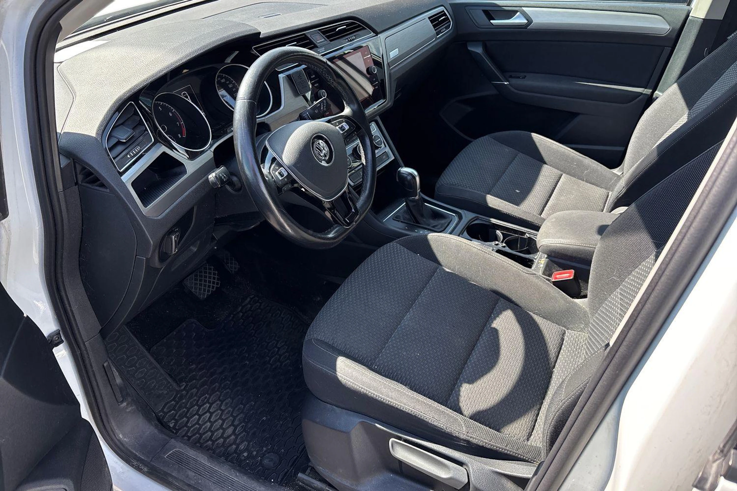 Valkoinen Volkswagen TOURAN 2018 kuva 3.