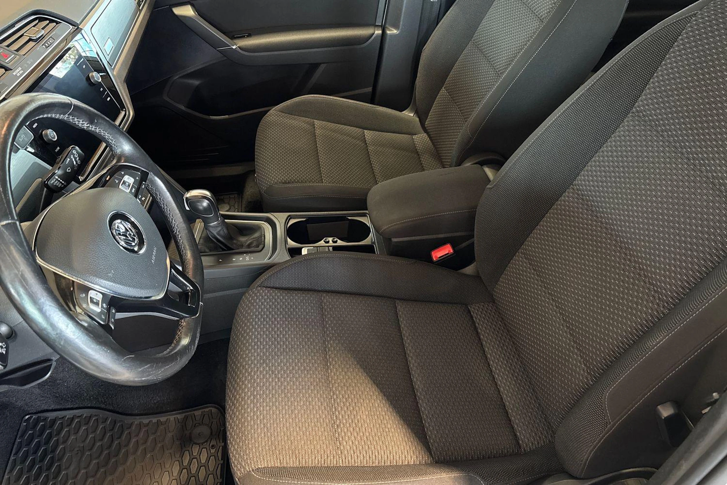 Valkoinen Volkswagen TOURAN 2019 kuva 6.