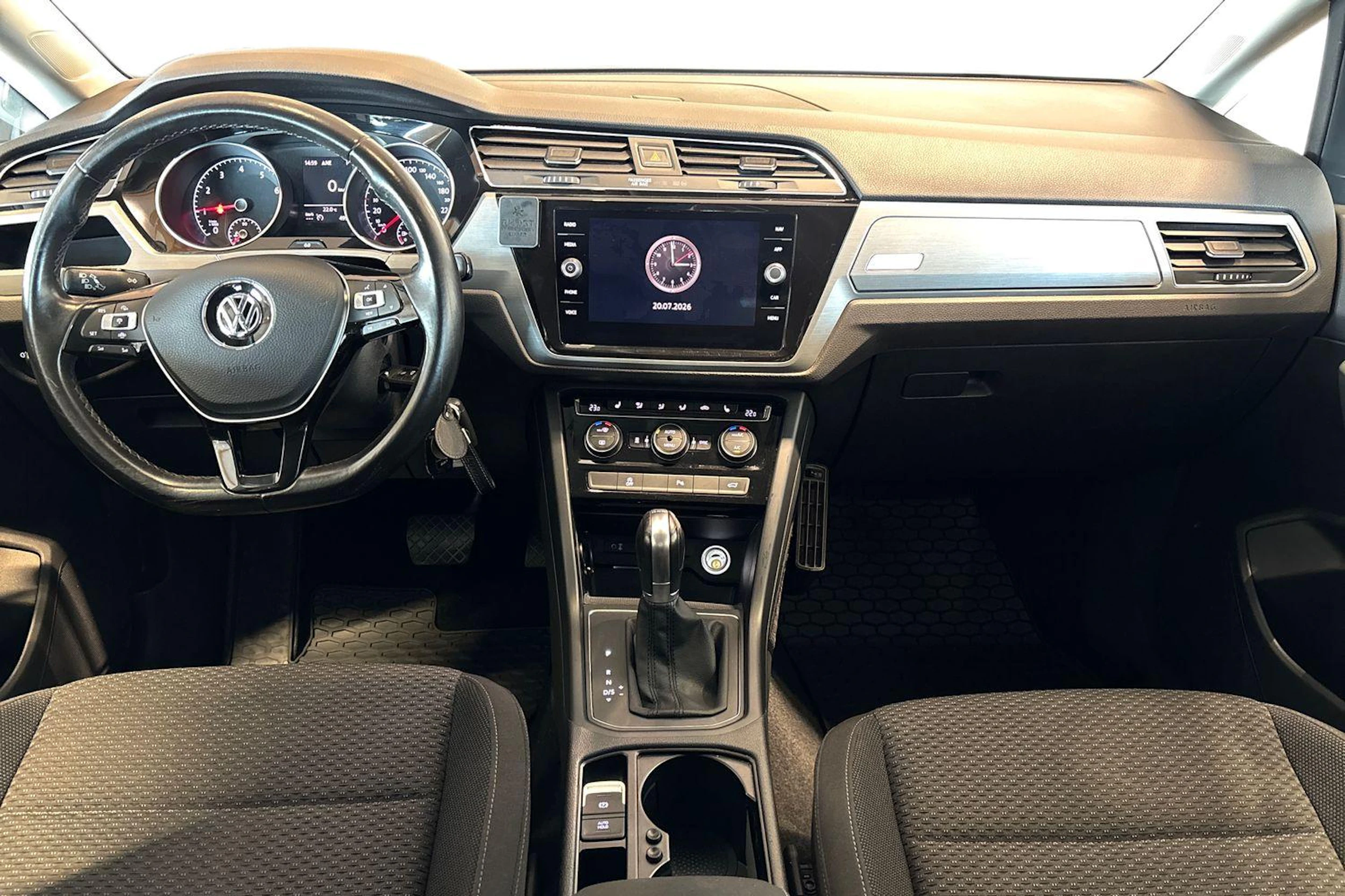 Valkoinen Volkswagen TOURAN 2019 kuva 7.
