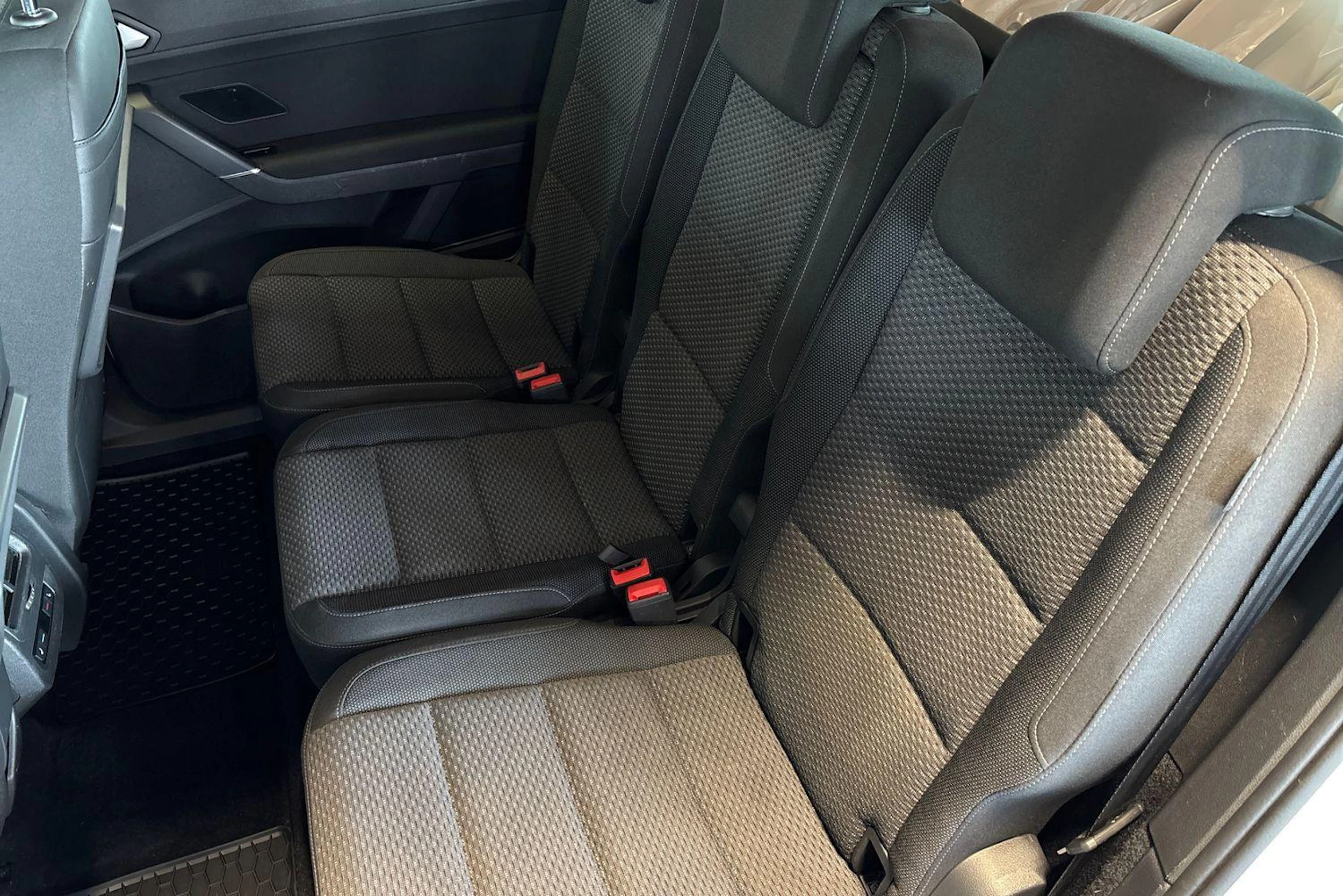 Valkoinen Volkswagen TOURAN 2019 kuva 8.