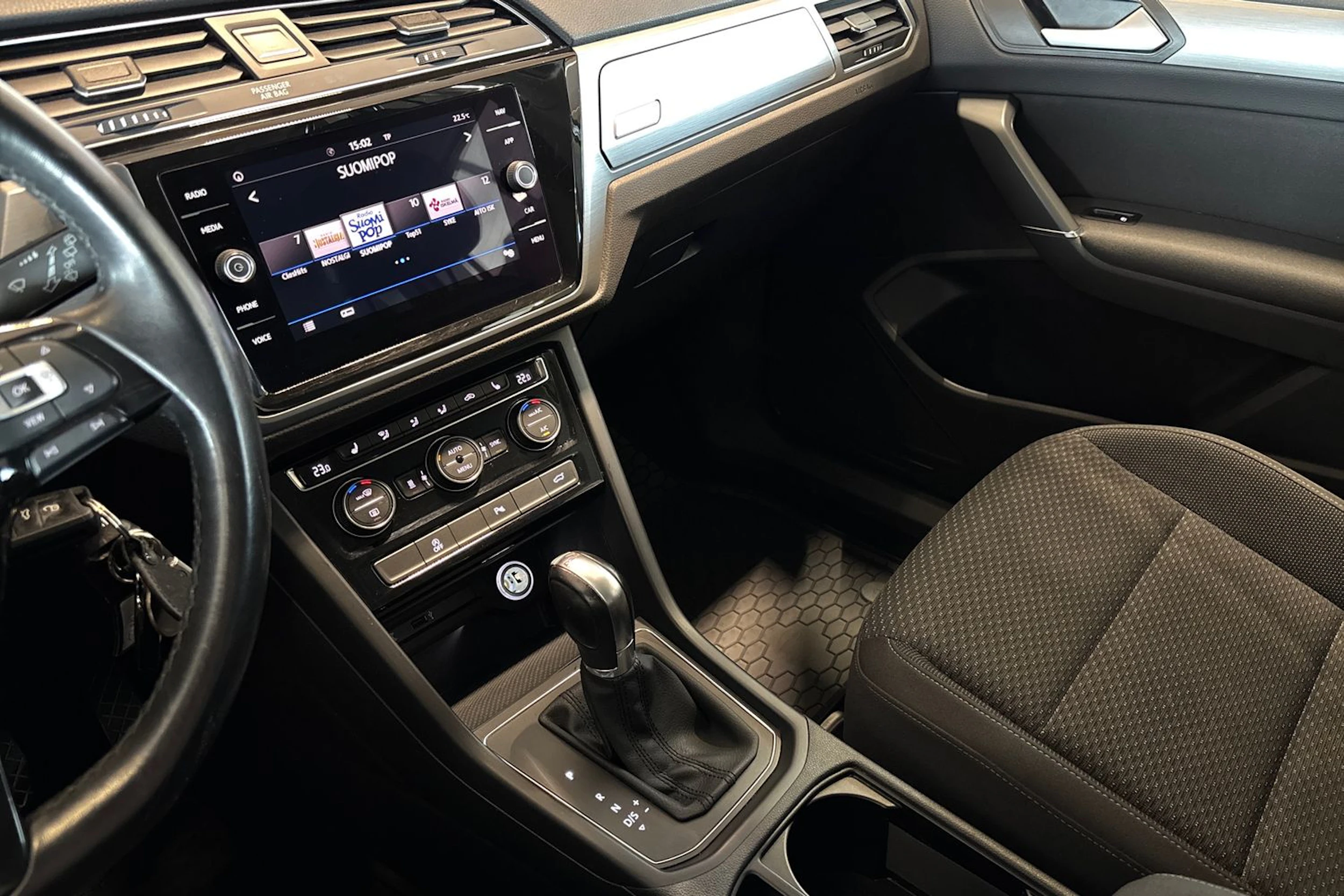 Valkoinen Volkswagen TOURAN 2019 kuva 18.