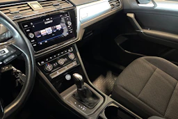 Valkoinen Volkswagen TOURAN 2019 kuva 18.