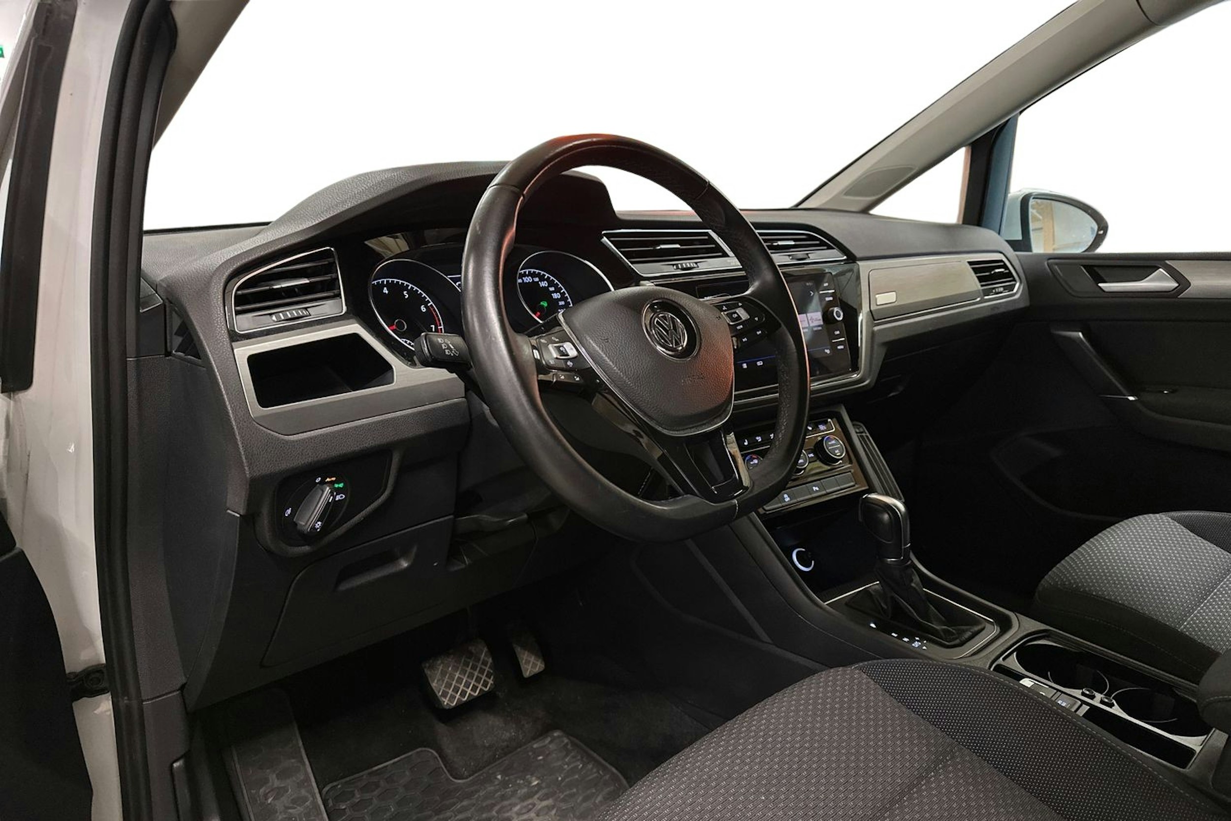 valkoinen Volkswagen Touran 2018 kuva 3.