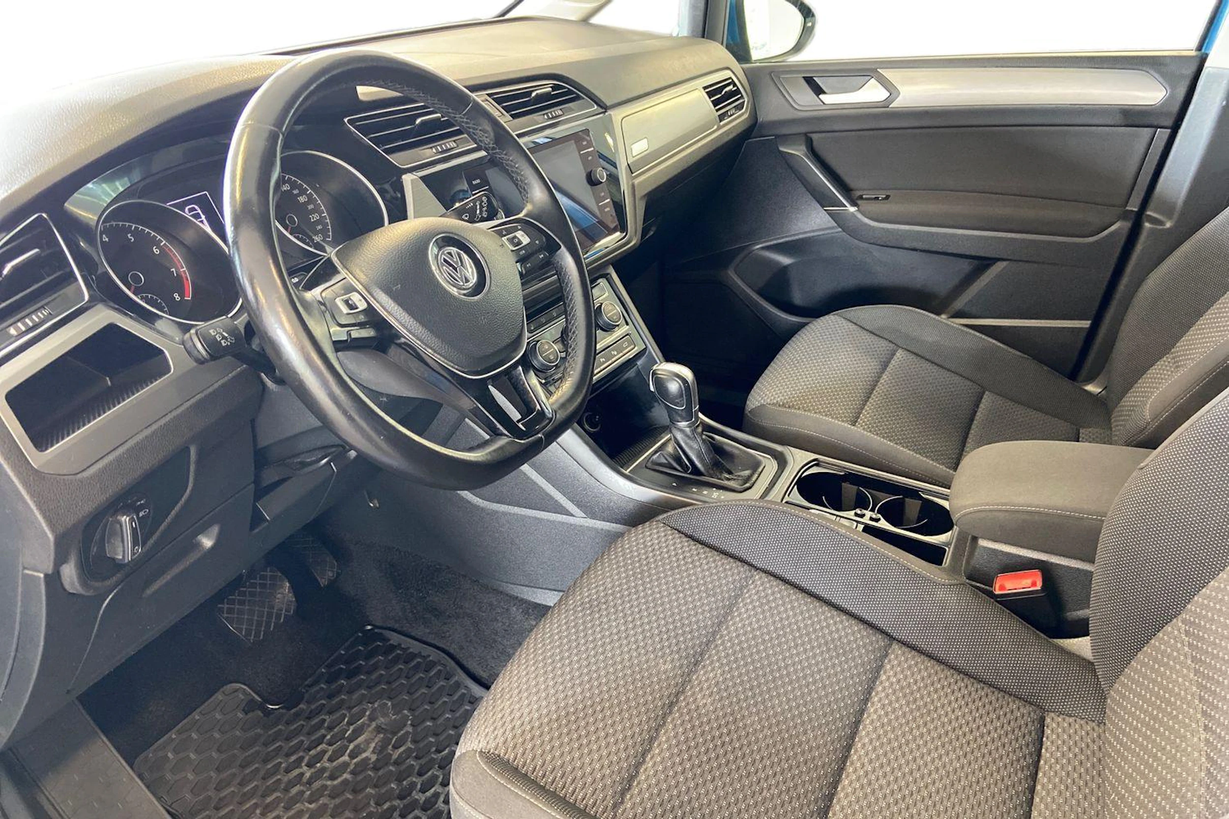 sininen Volkswagen Touran 2018 kuva 6.