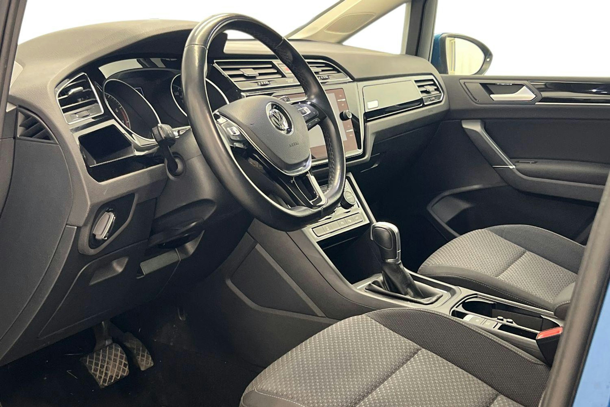 Sininen Volkswagen TOURAN 2018 kuva 7.