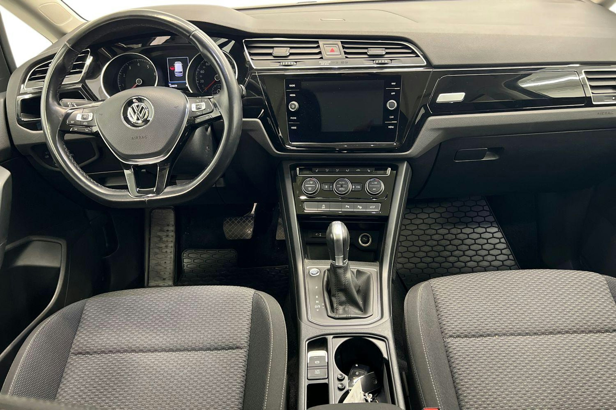 Sininen Volkswagen TOURAN 2018 kuva 9.