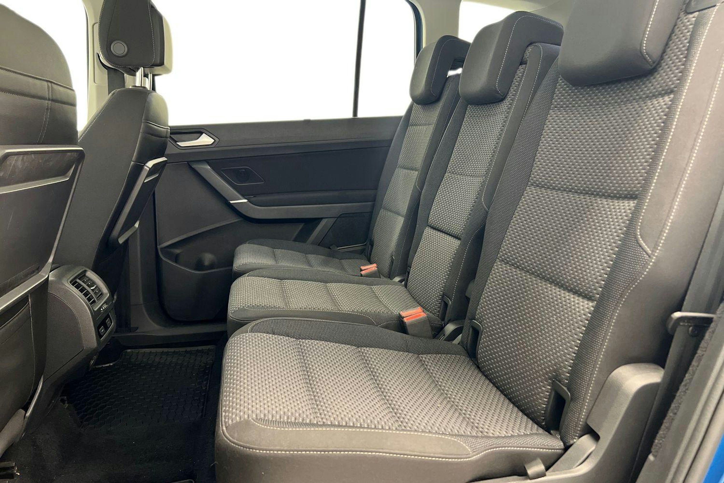 Sininen Volkswagen TOURAN 2018 kuva 10.