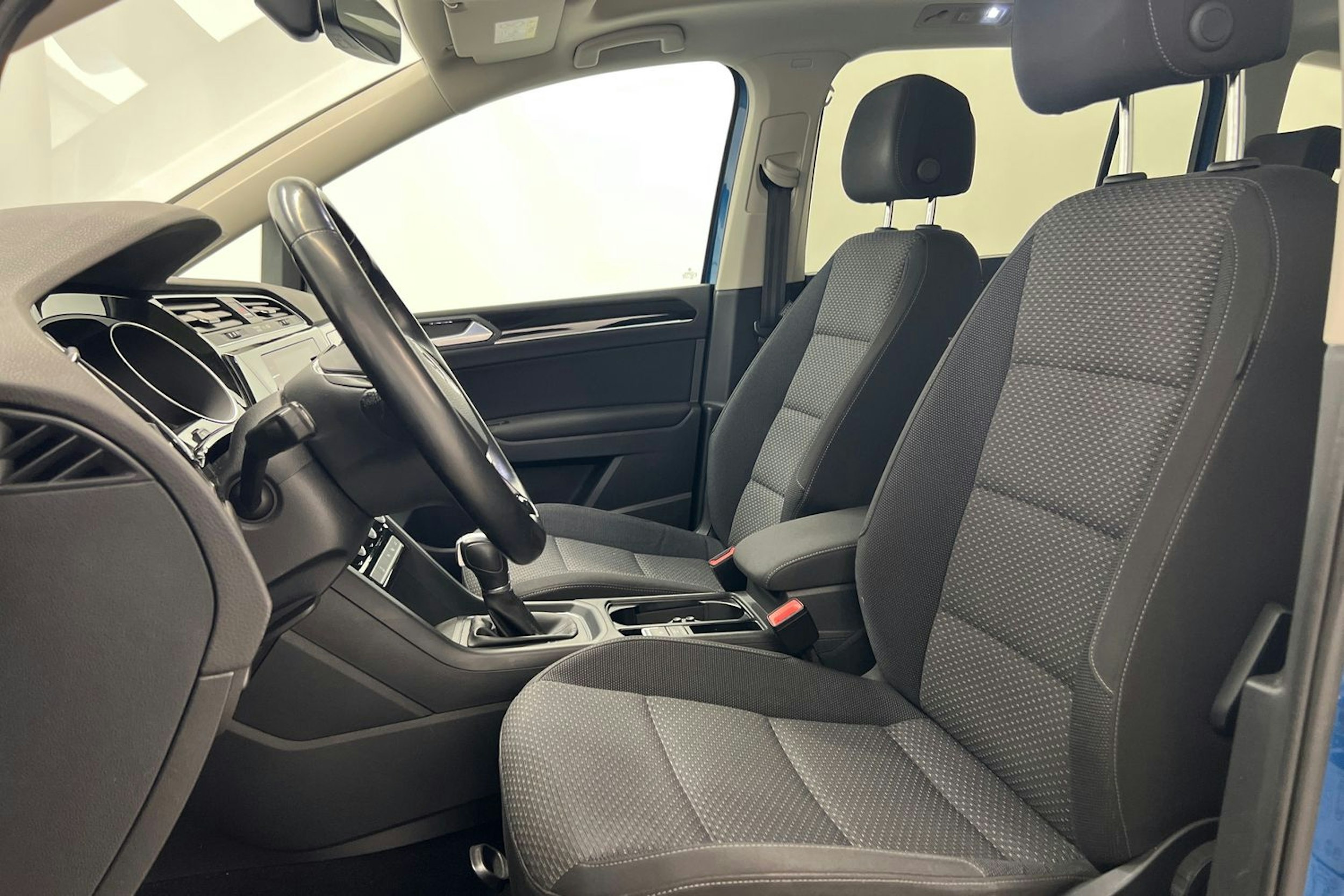Sininen Volkswagen TOURAN 2018 kuva 16.