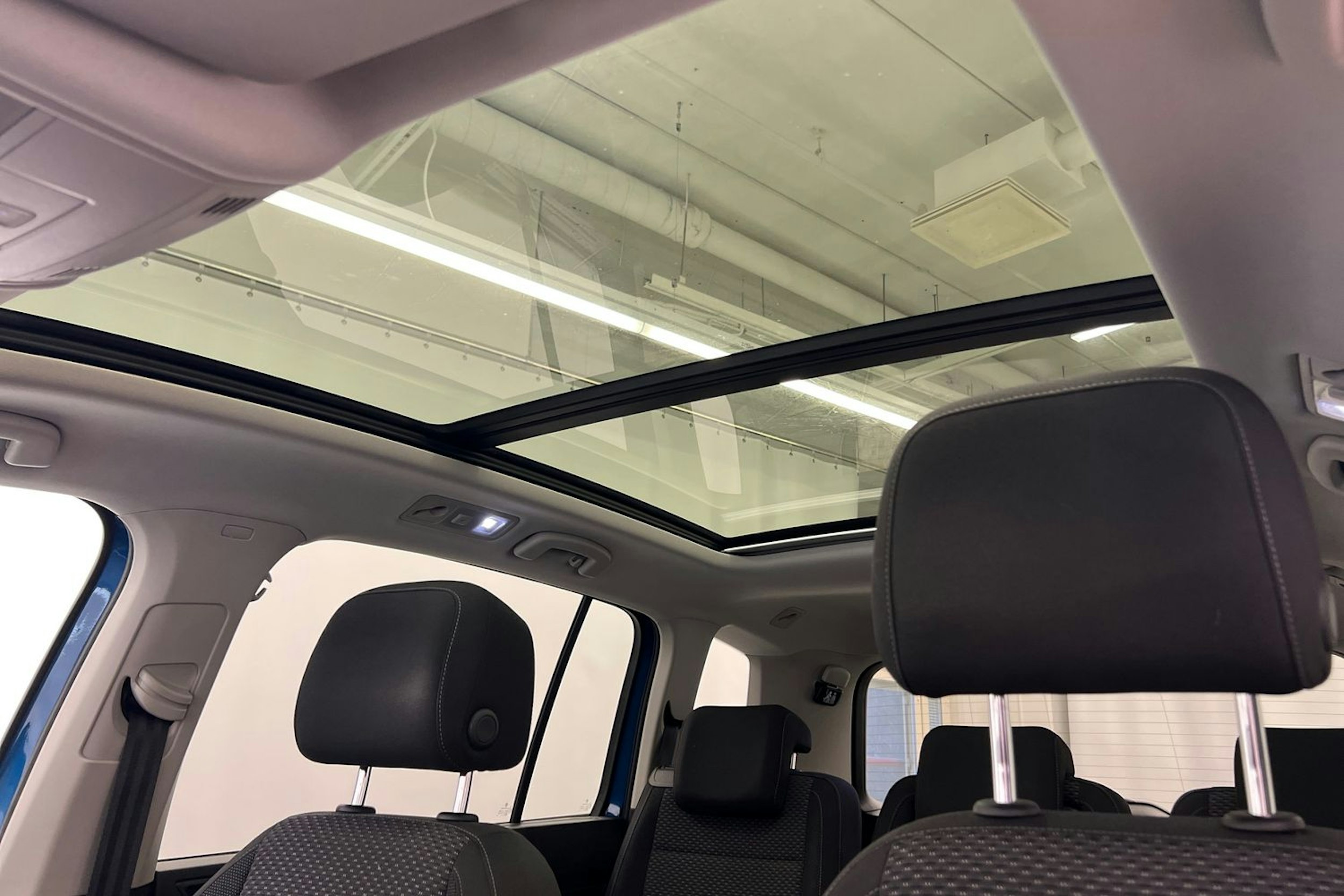 Sininen Volkswagen TOURAN 2018 kuva 17.