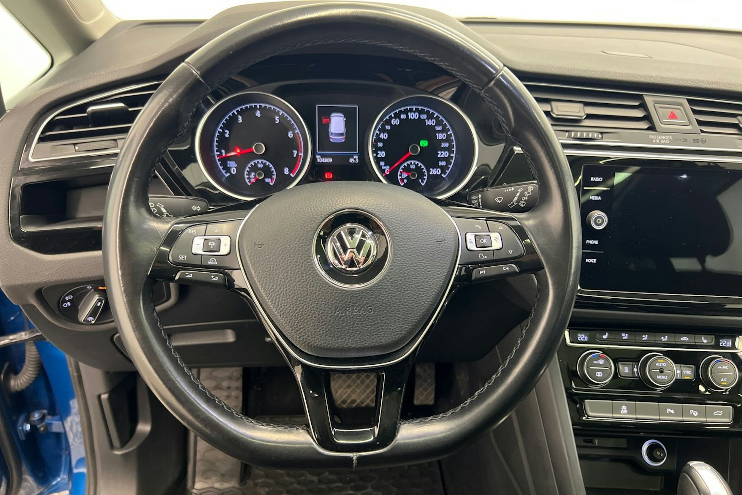 Sininen Volkswagen TOURAN 2018 kuva 18.
