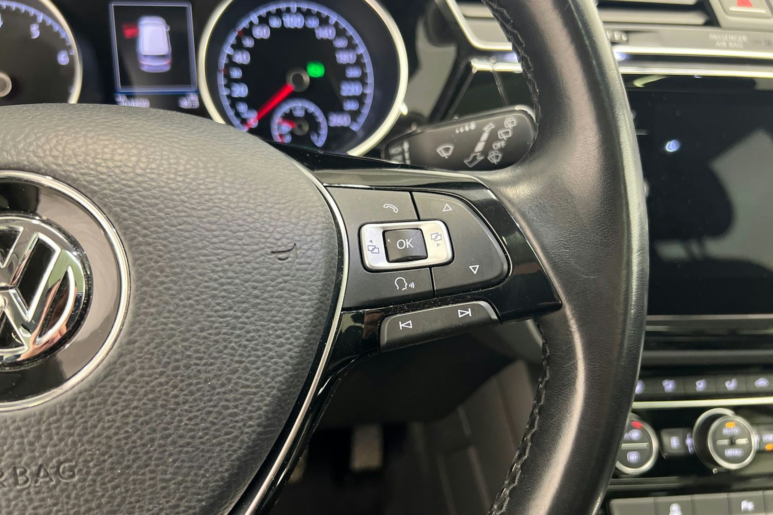 Sininen Volkswagen TOURAN 2018 kuva 19.