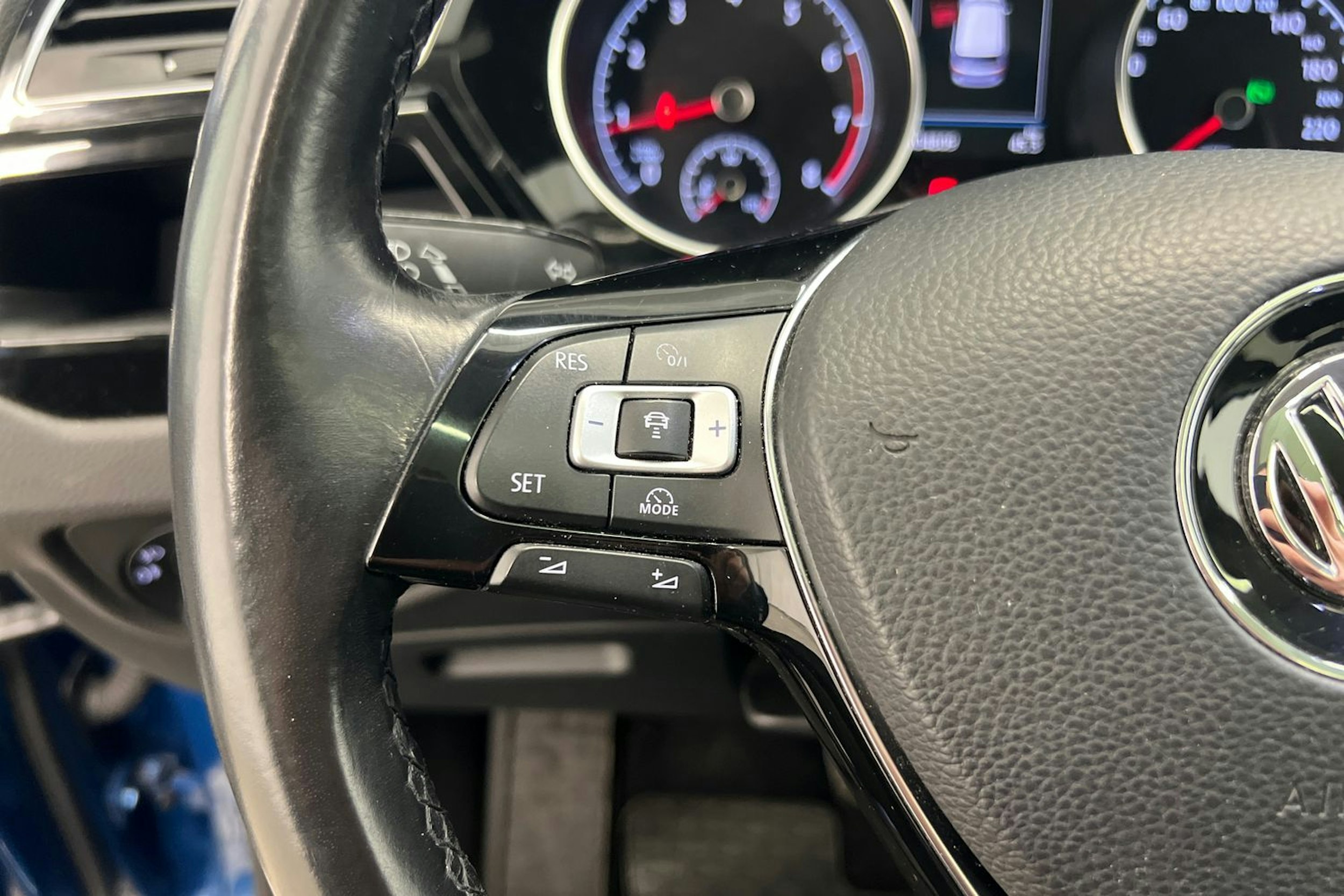 Sininen Volkswagen TOURAN 2018 kuva 20.