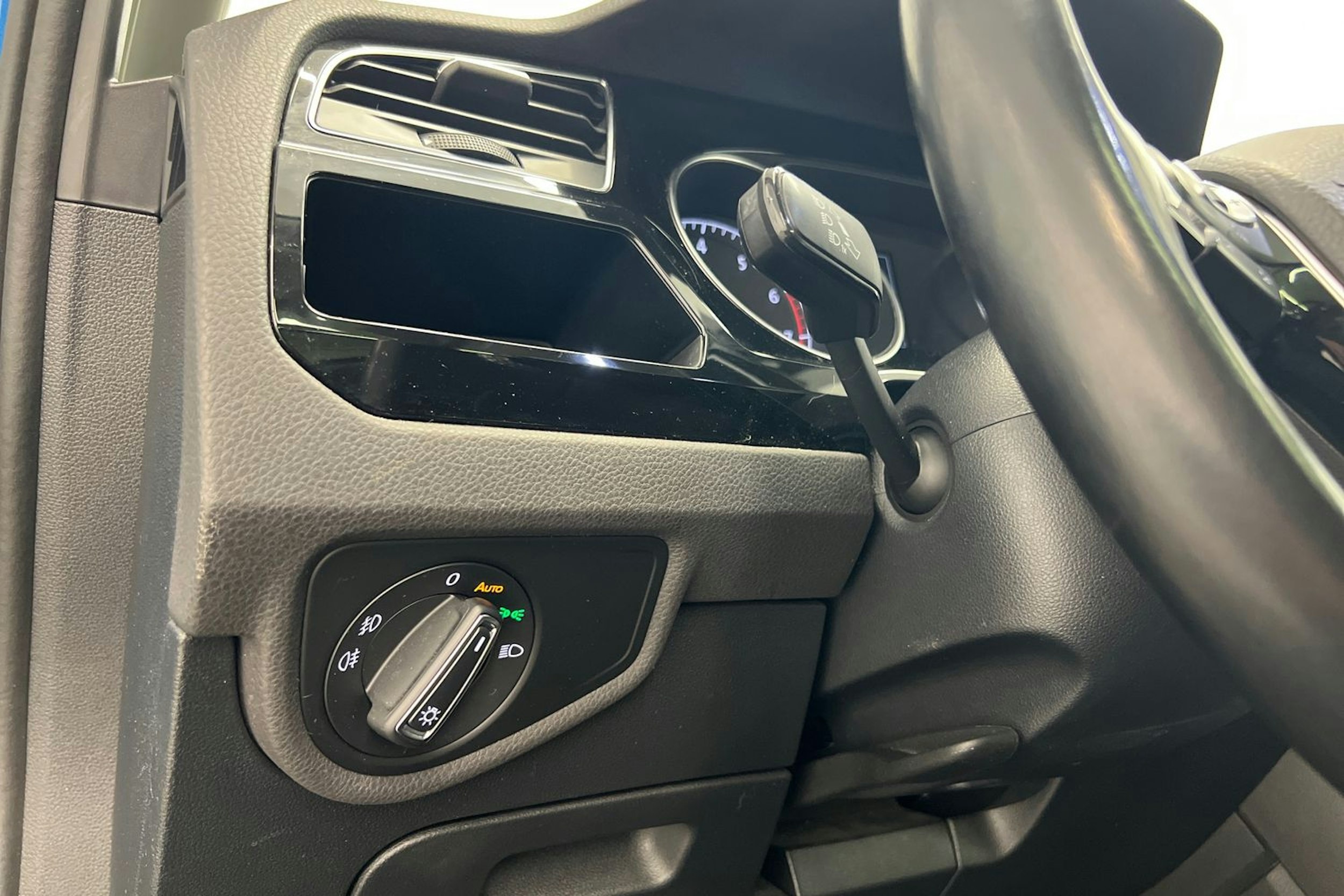 Sininen Volkswagen TOURAN 2018 kuva 22.