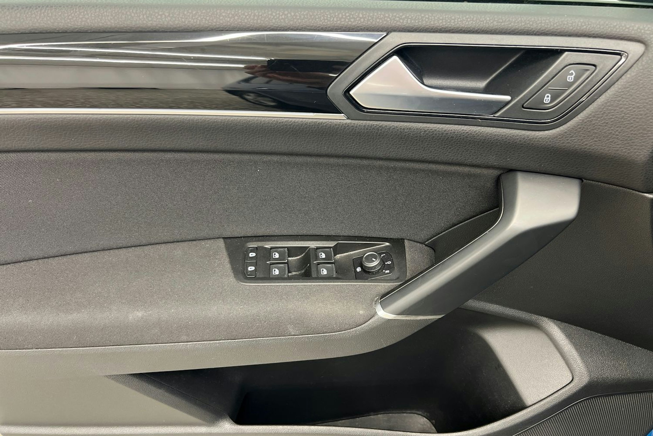 Sininen Volkswagen TOURAN 2018 kuva 23.