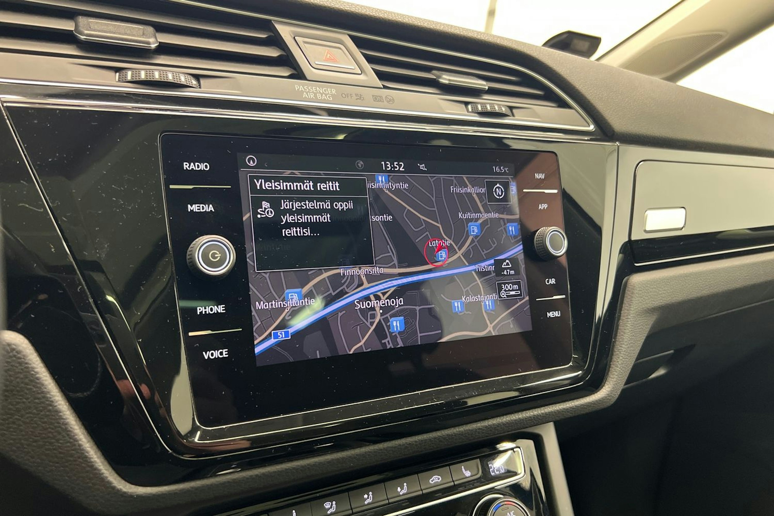 Sininen Volkswagen TOURAN 2018 kuva 25.