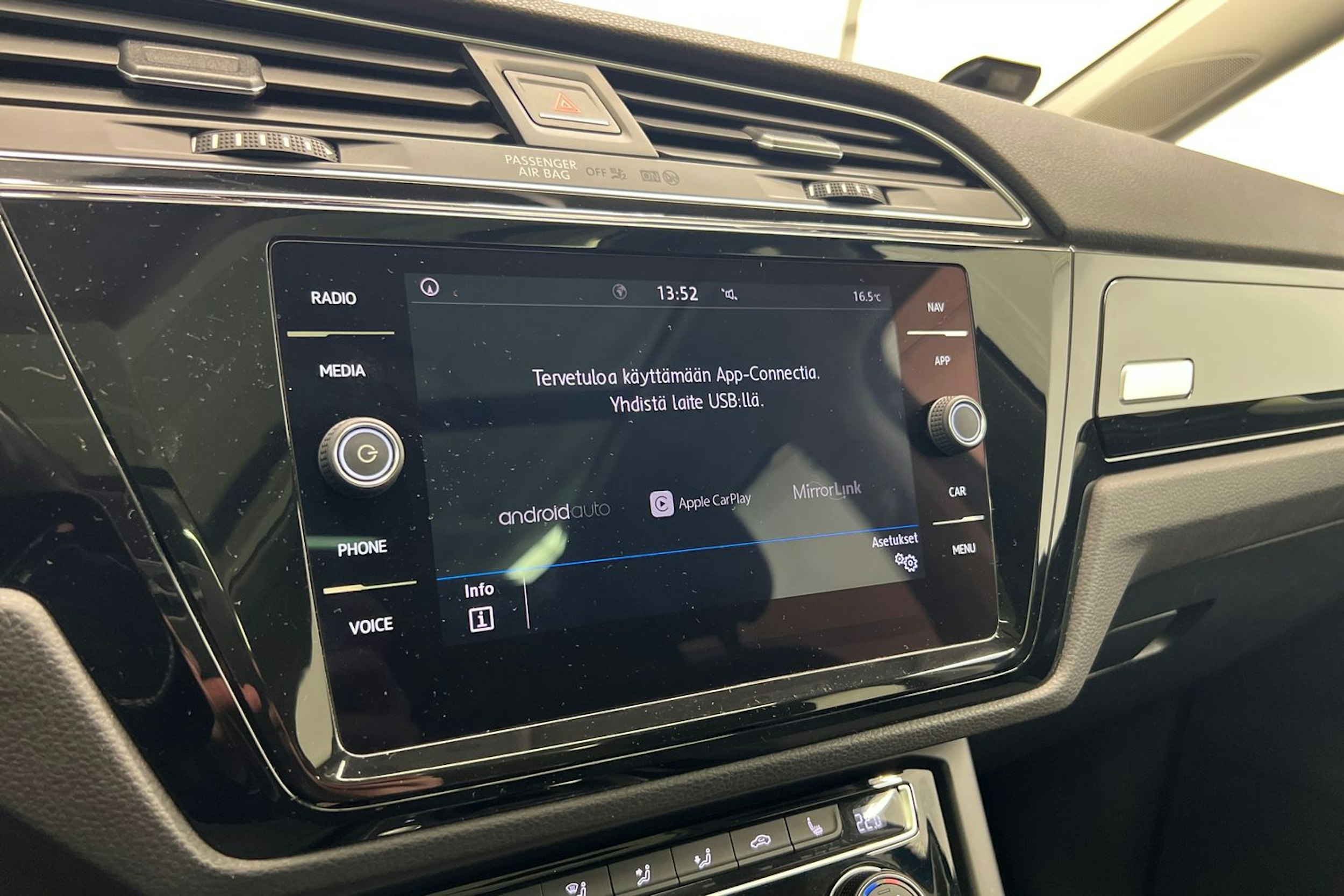 Sininen Volkswagen TOURAN 2018 kuva 26.