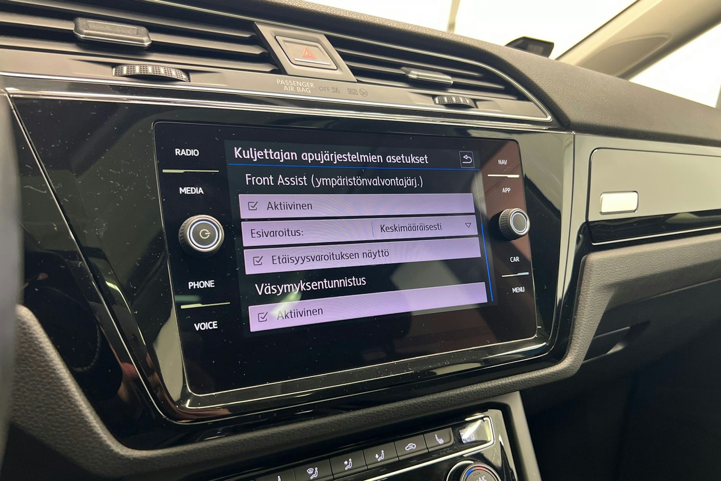 Sininen Volkswagen TOURAN 2018 kuva 28.