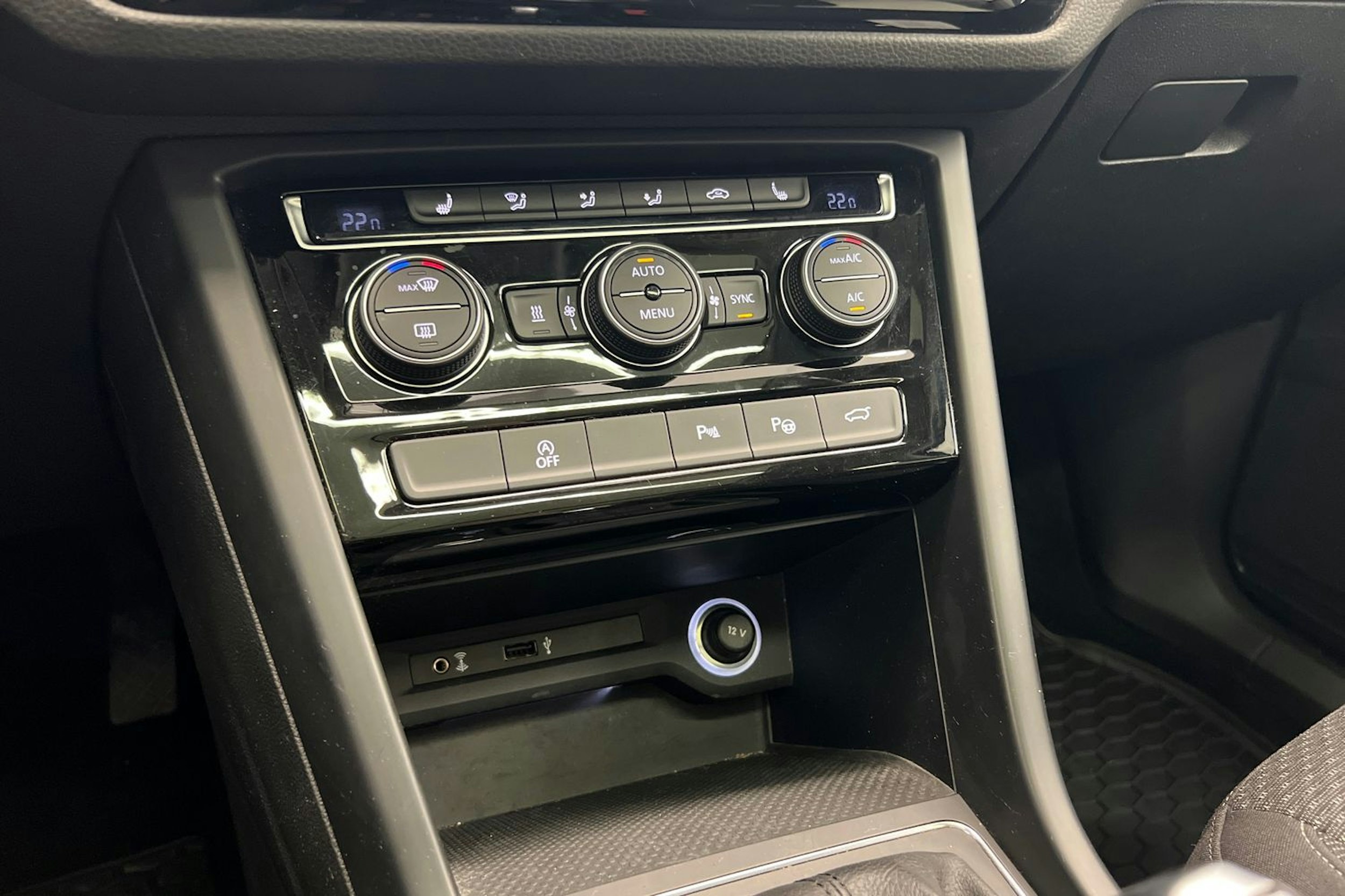 Sininen Volkswagen TOURAN 2018 kuva 29.