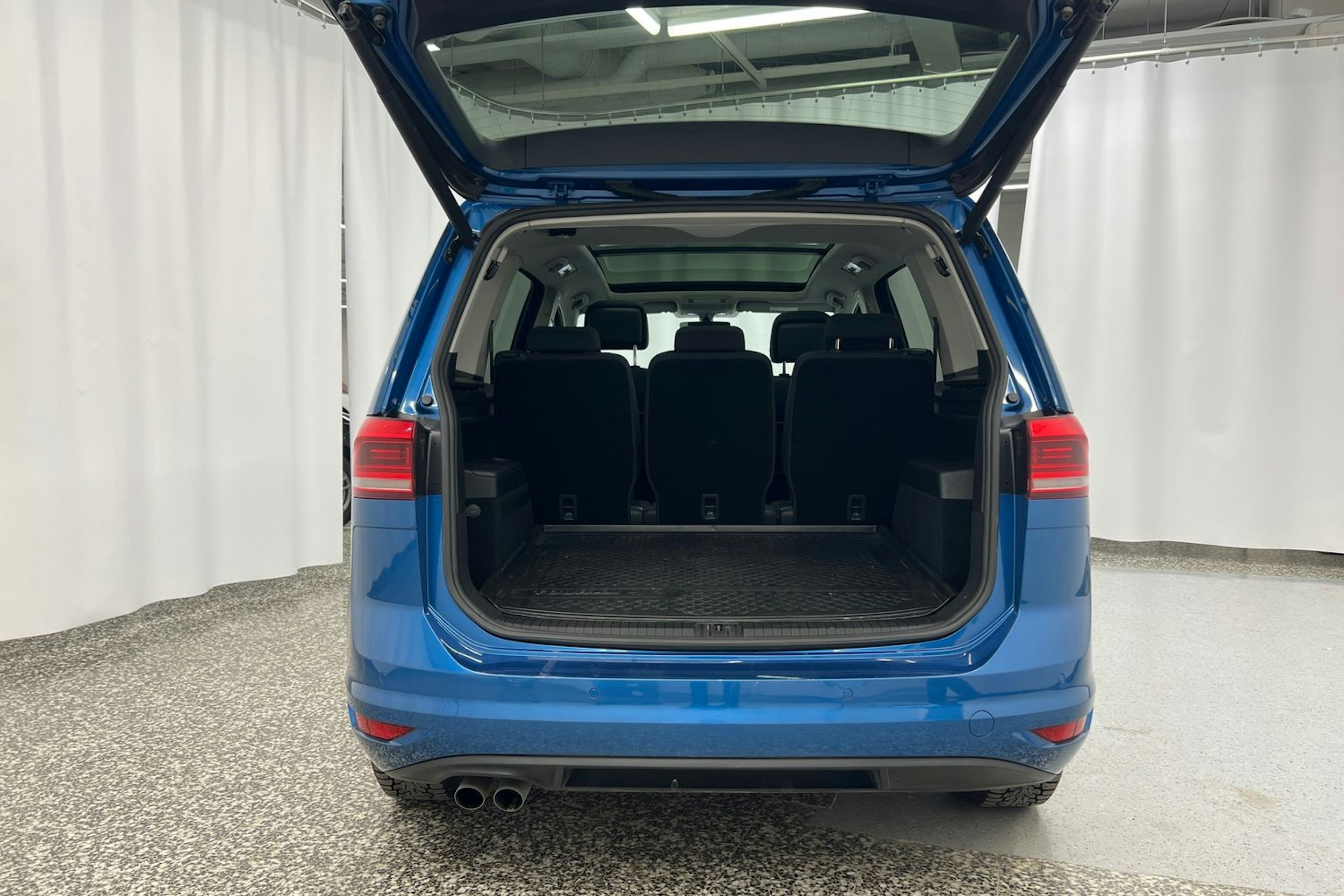 Sininen Volkswagen TOURAN 2018 kuva 32.