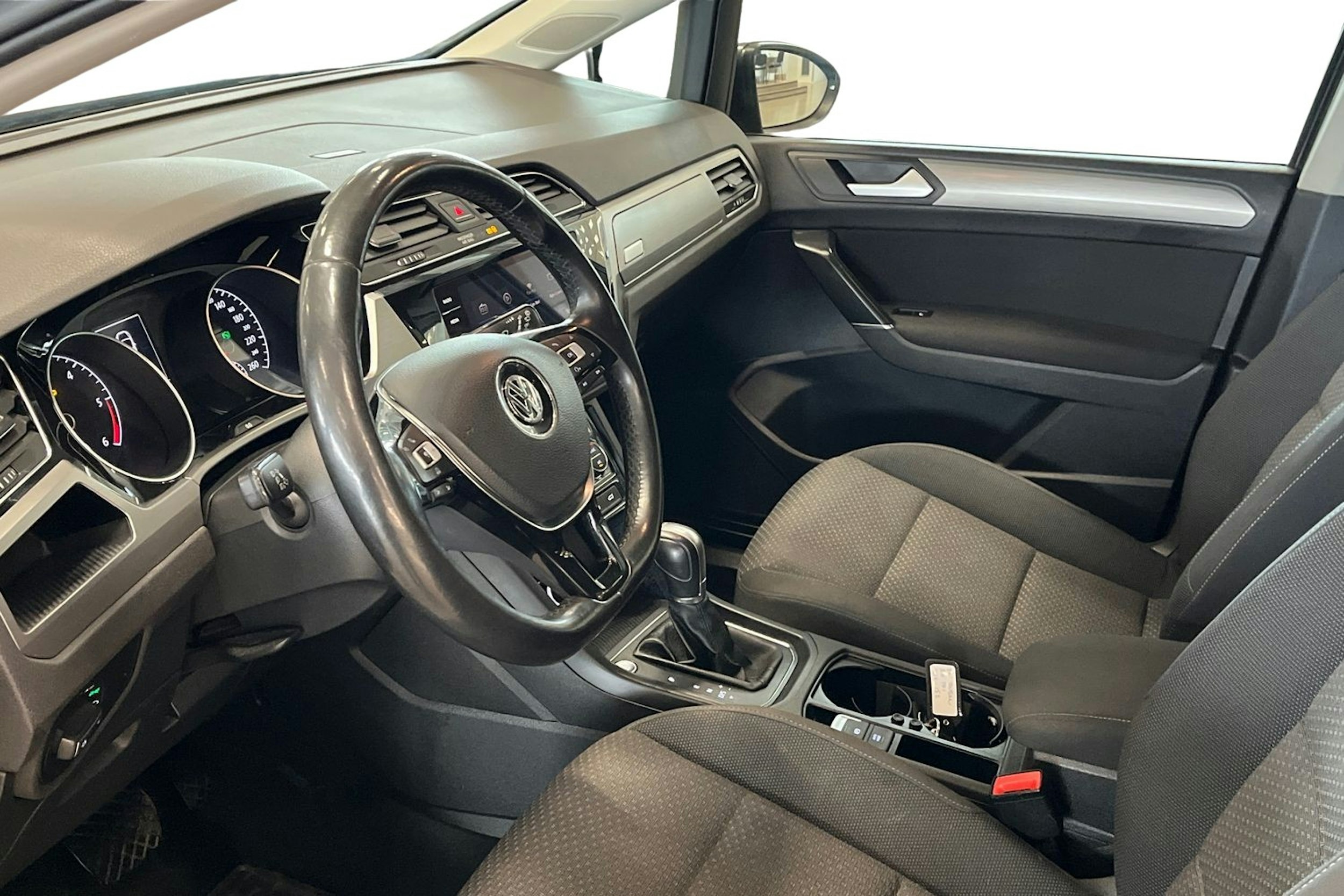 harmaa Volkswagen Touran 2018 kuva 7.