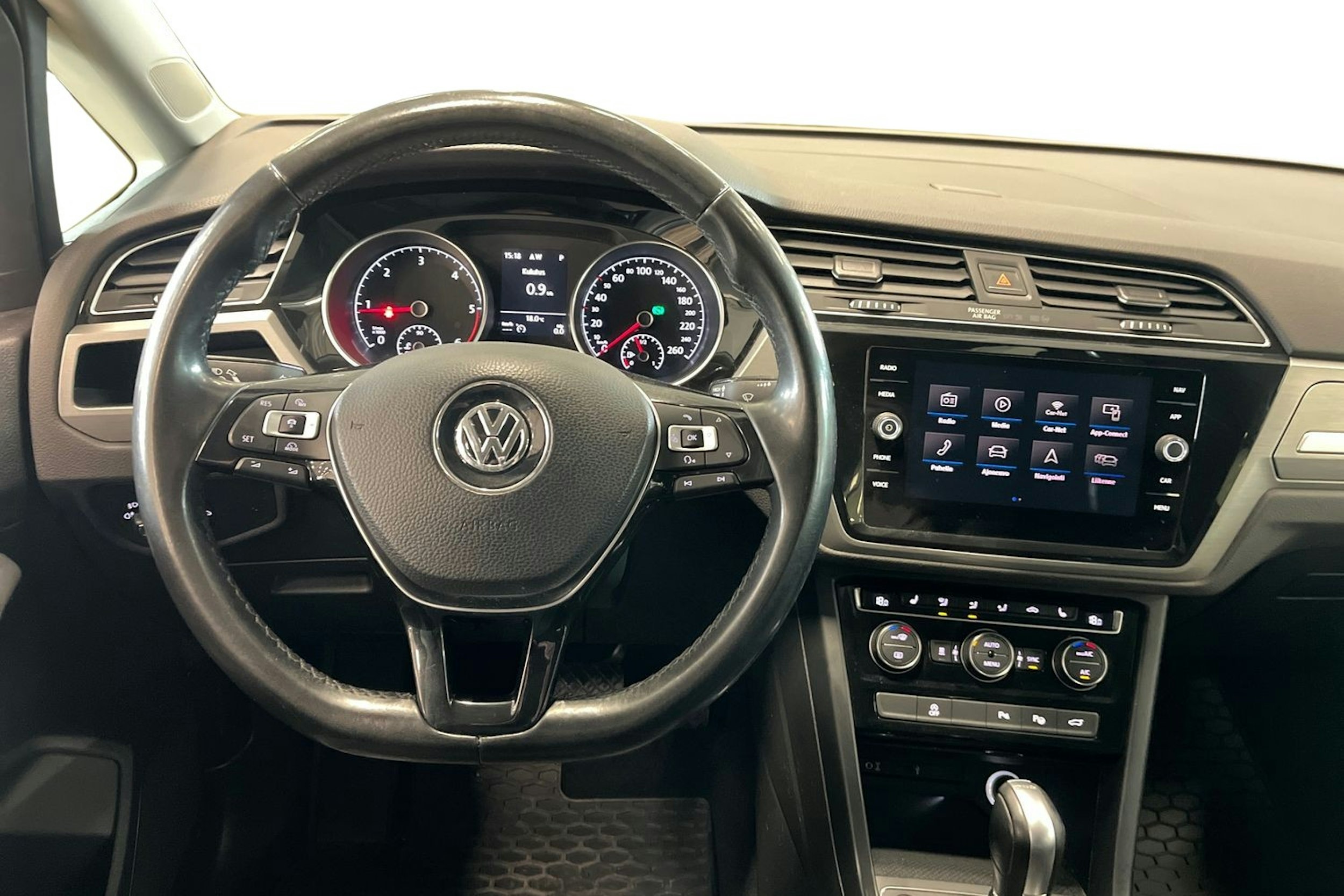 harmaa Volkswagen Touran 2018 kuva 9.