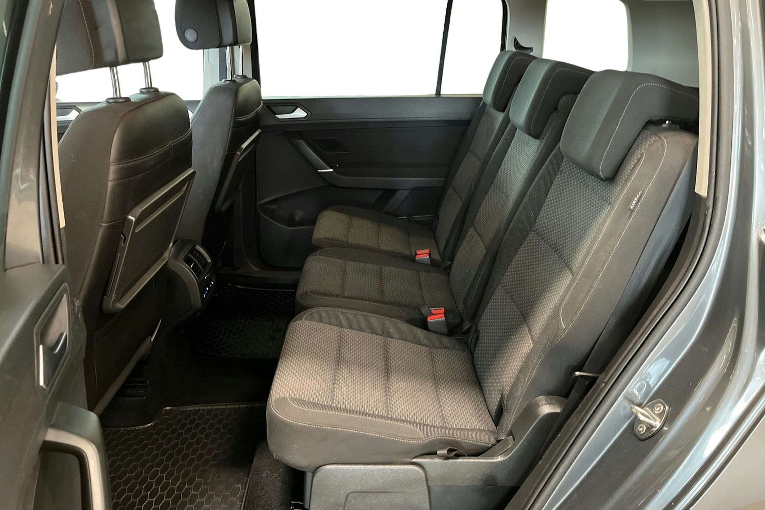 harmaa Volkswagen Touran 2018 kuva 10.