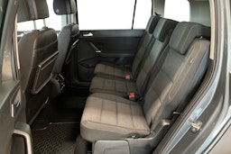 harmaa Volkswagen Touran 2018 kuva 10.
