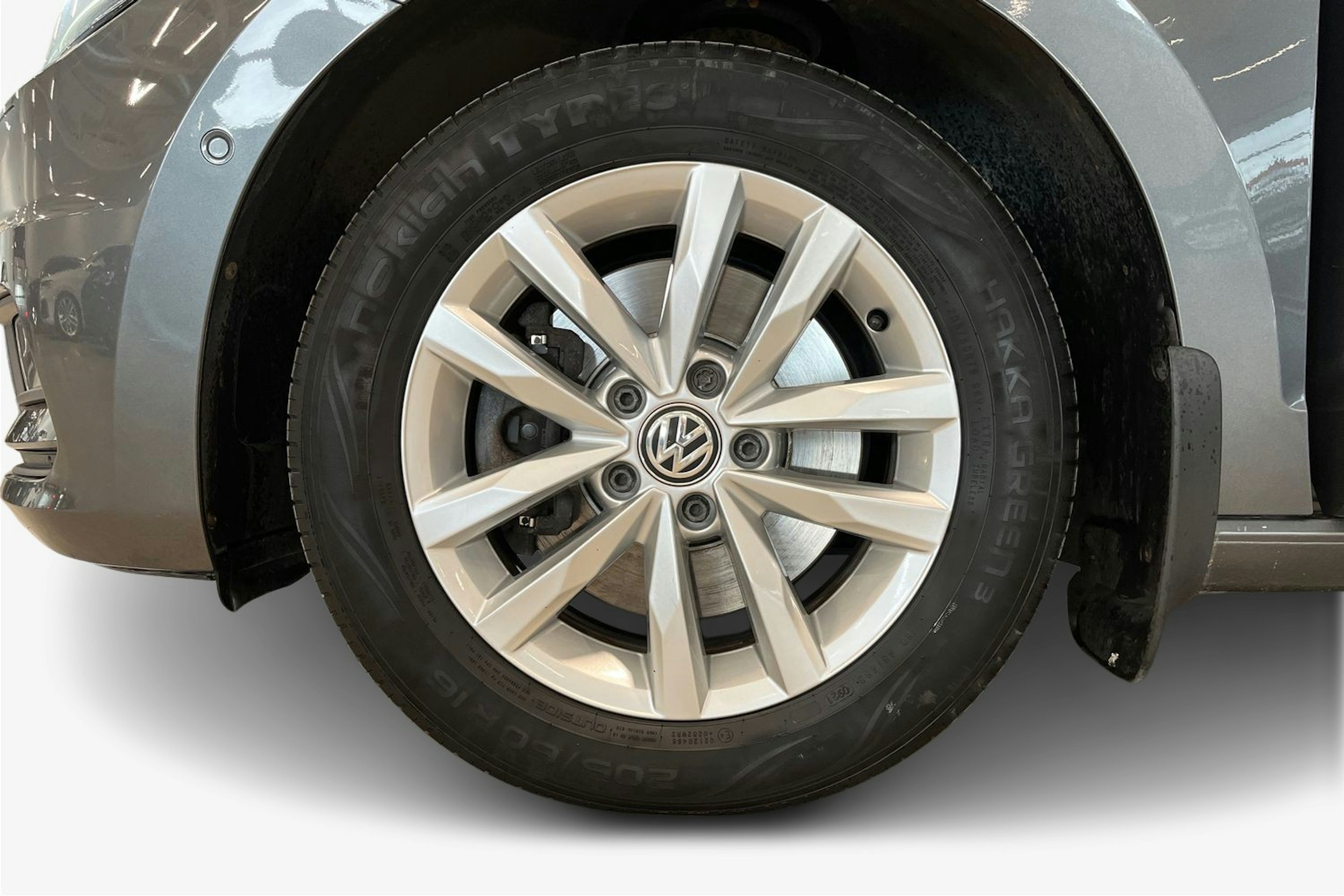 harmaa Volkswagen Touran 2018 kuva 11.