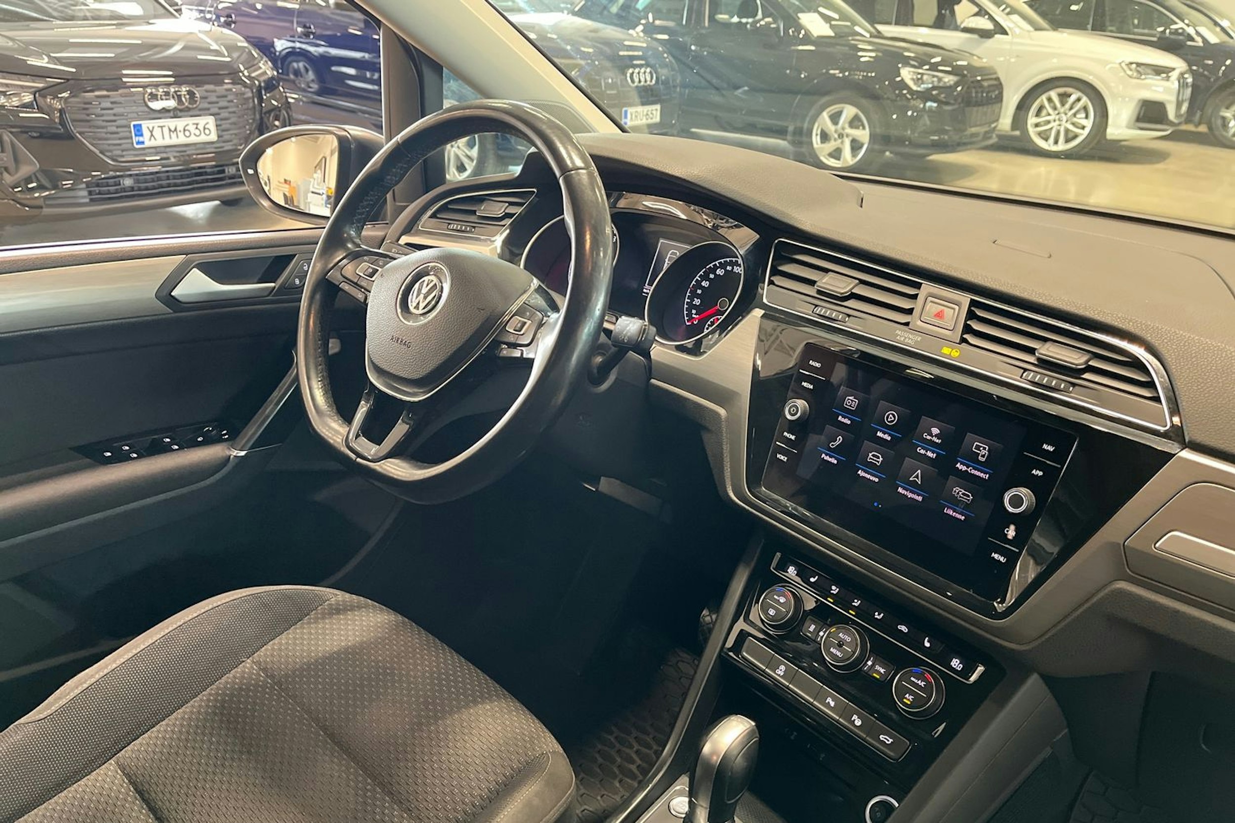 harmaa Volkswagen Touran 2018 kuva 14.