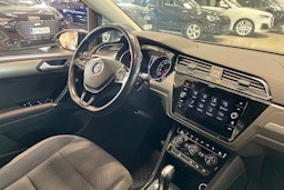 harmaa Volkswagen Touran 2018 kuva 14.