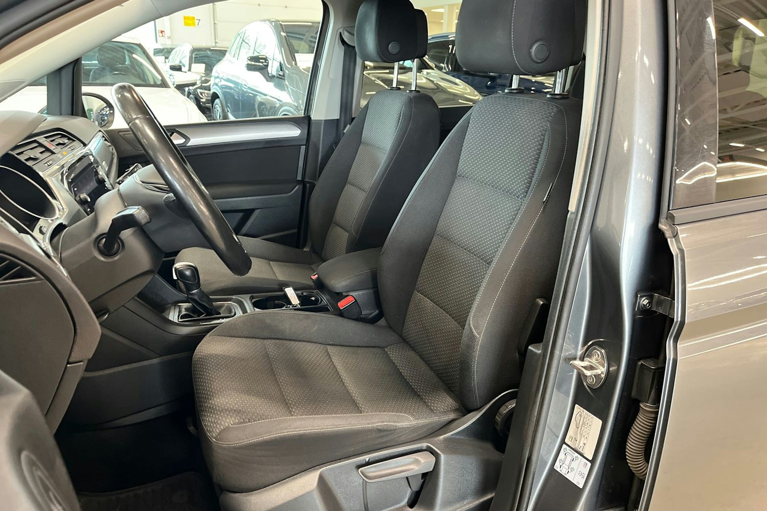 harmaa Volkswagen Touran 2018 kuva 15.