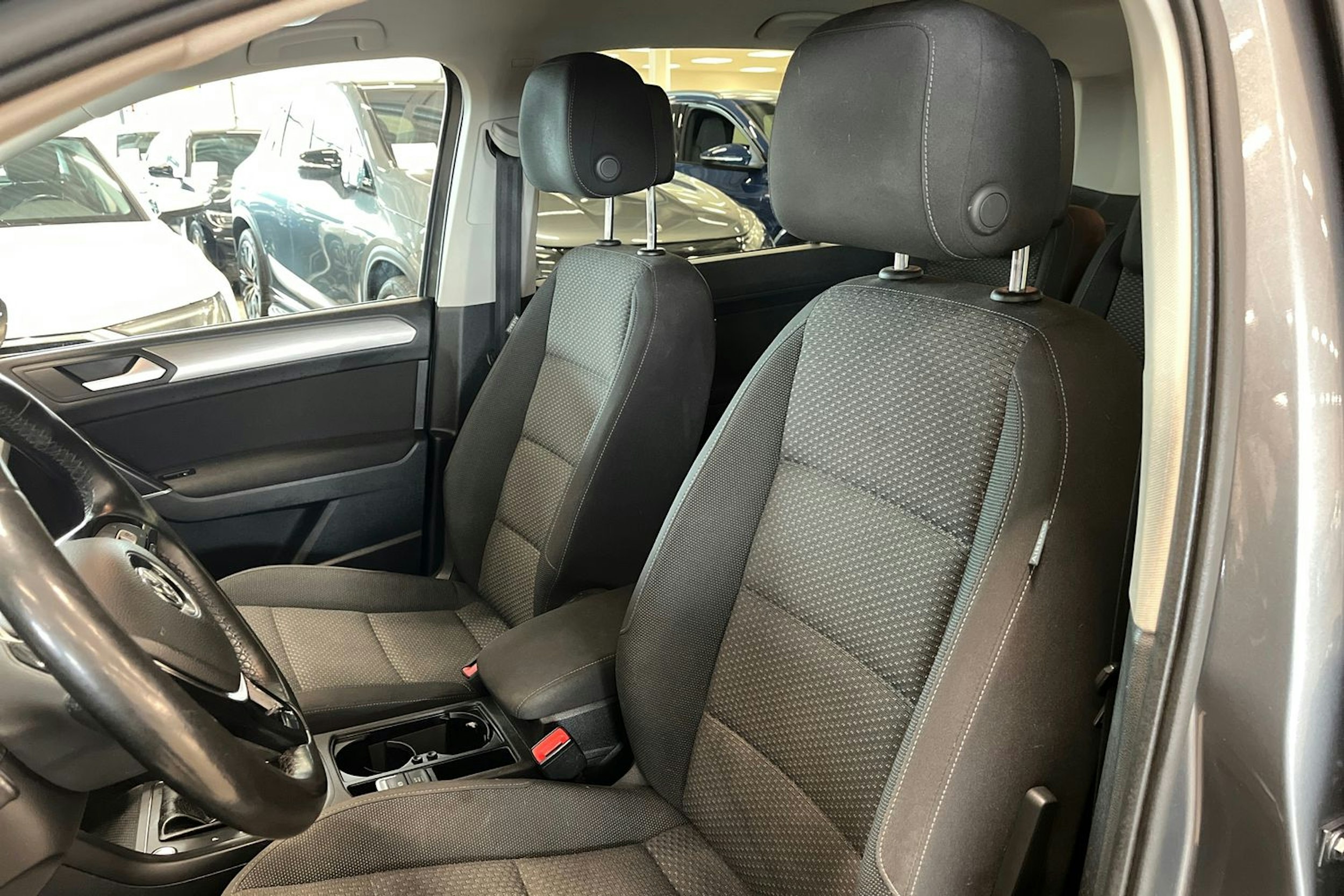 harmaa Volkswagen Touran 2018 kuva 17.