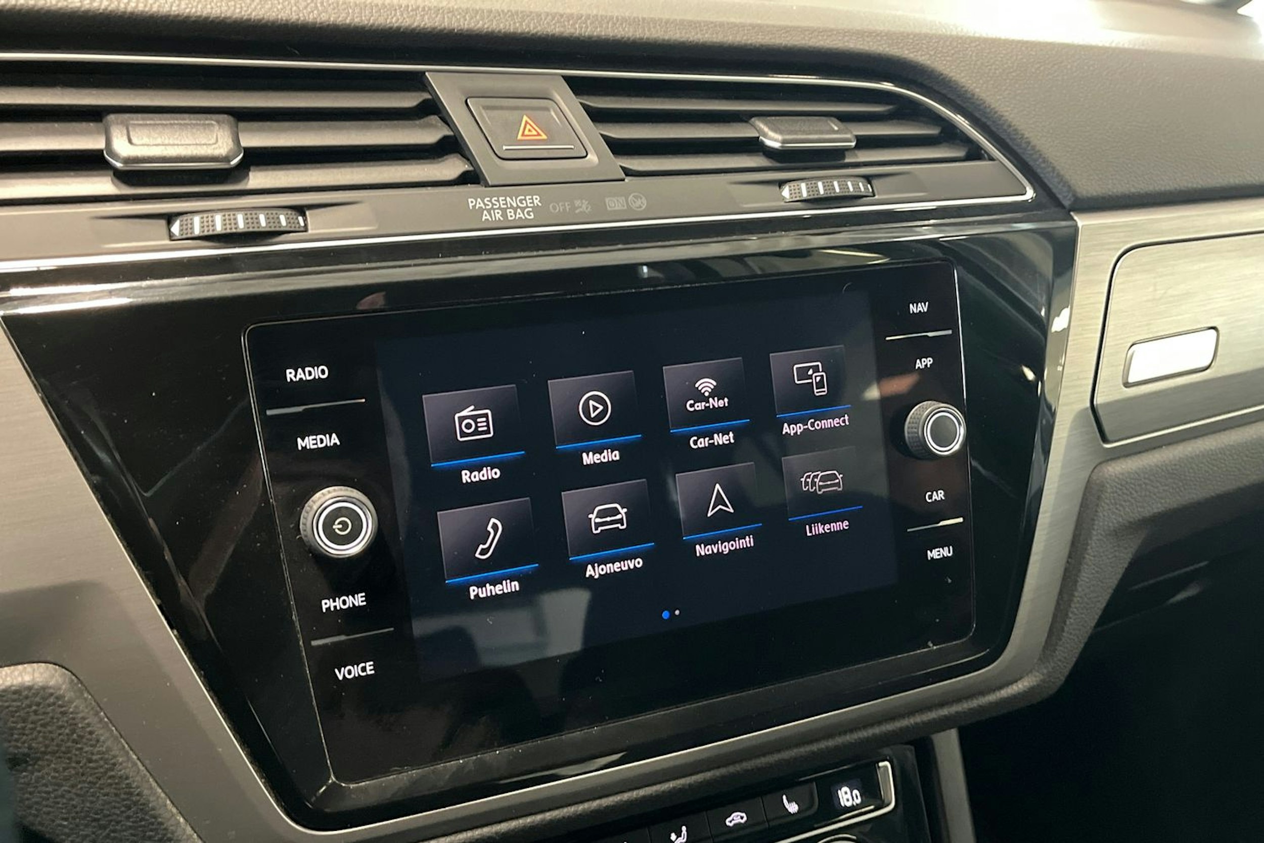 harmaa Volkswagen Touran 2018 kuva 18.