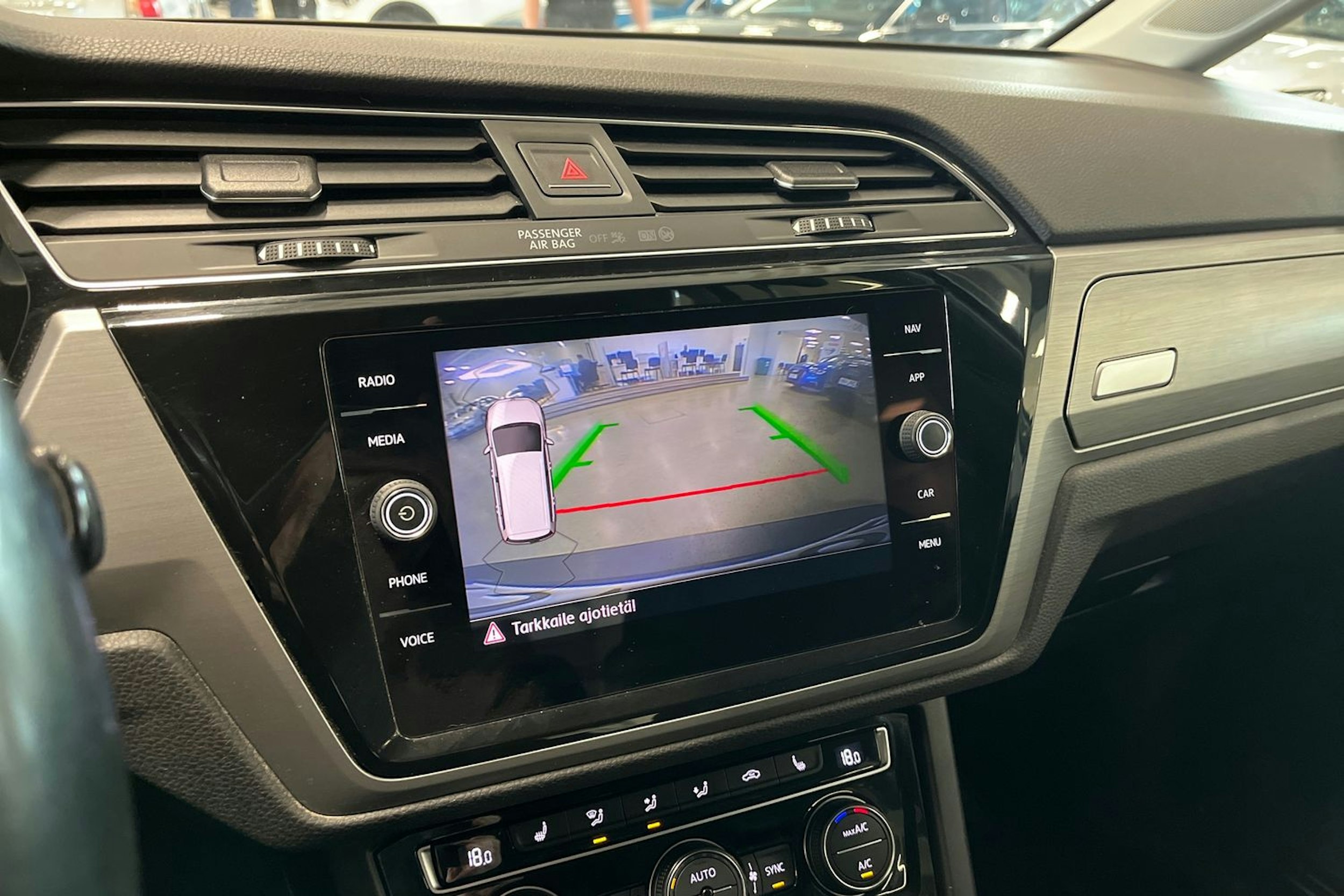 harmaa Volkswagen Touran 2018 kuva 19.